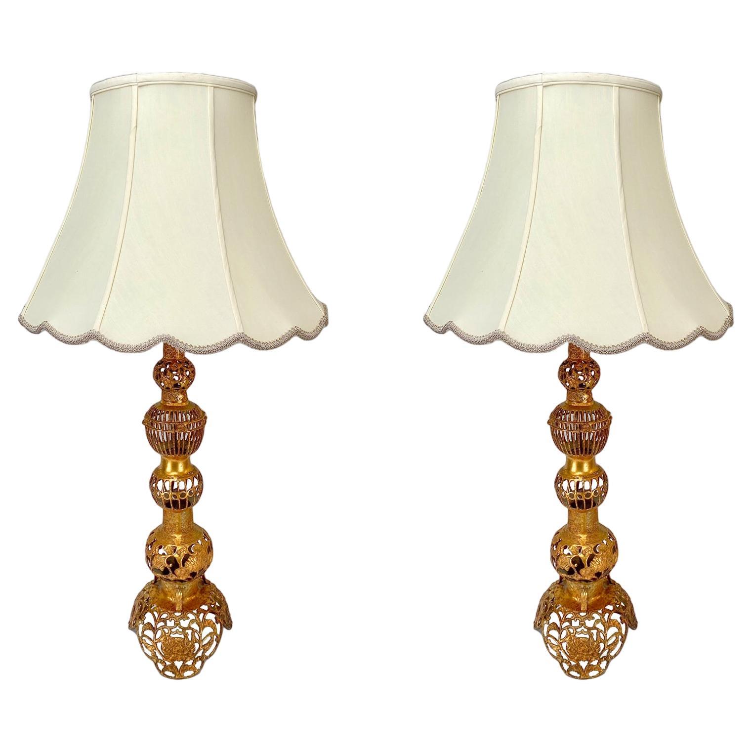 Paire de lampes de table à étages de style chinois Hollywood Regency en bronze filigrane en vente