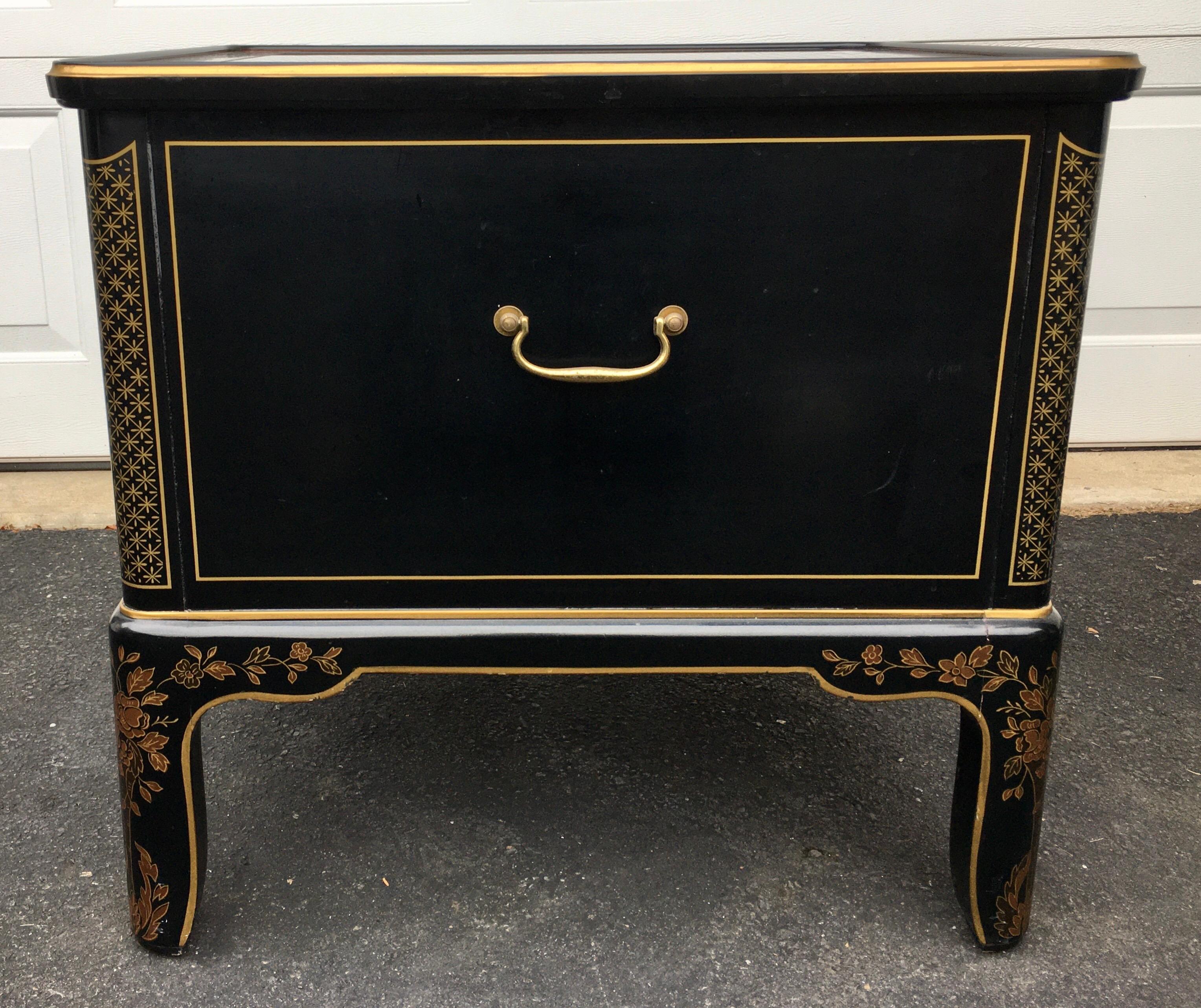 Late 20th Century Hollywood Regency Chinoiserie Black and Gold Side End Table, Drexel Et Cetera