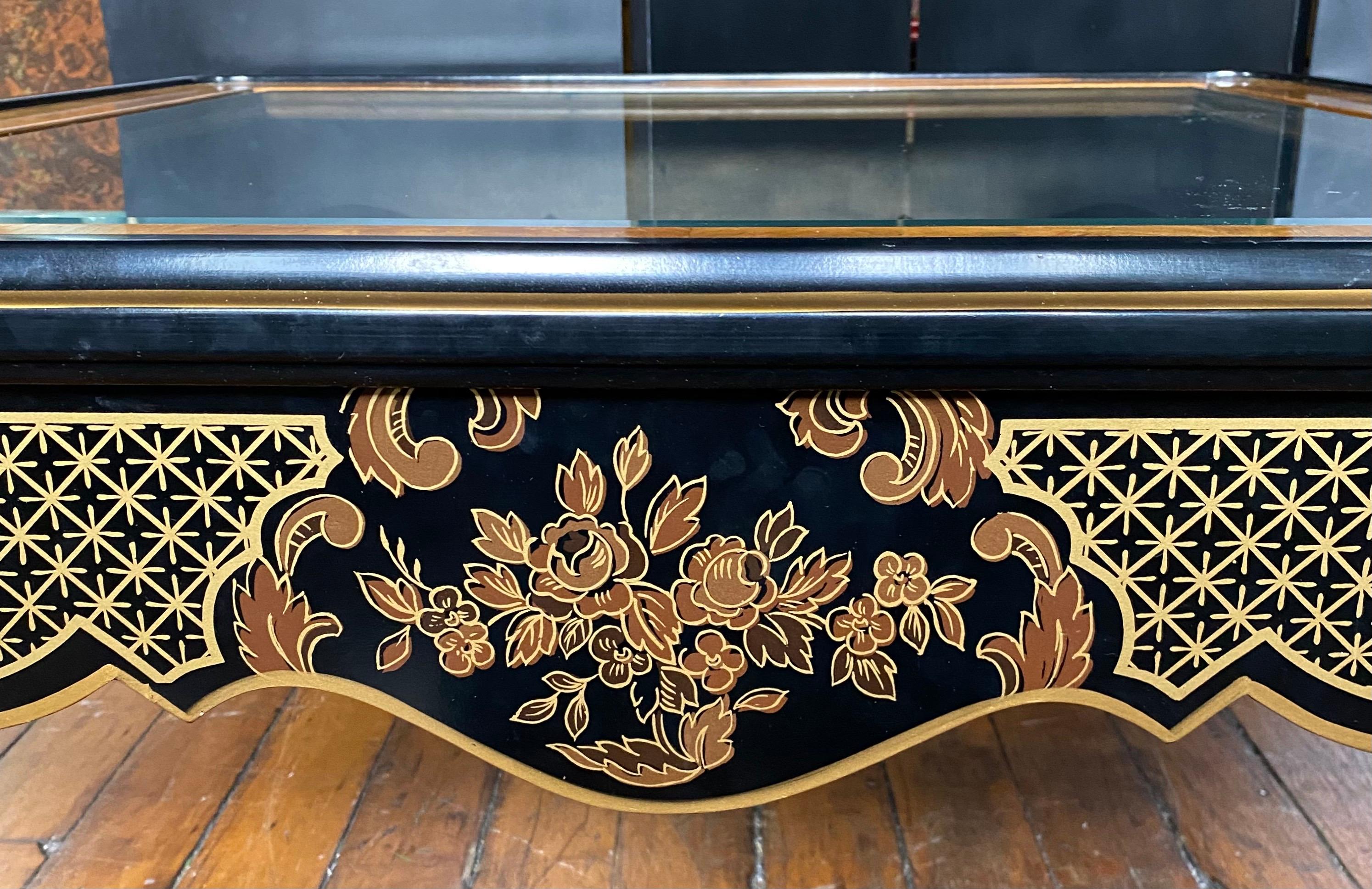 Fin du 20e siècle Table basse carrée noire et dorée de style Hollywood Regency Chinoiserie, Drexel Et Cetera en vente