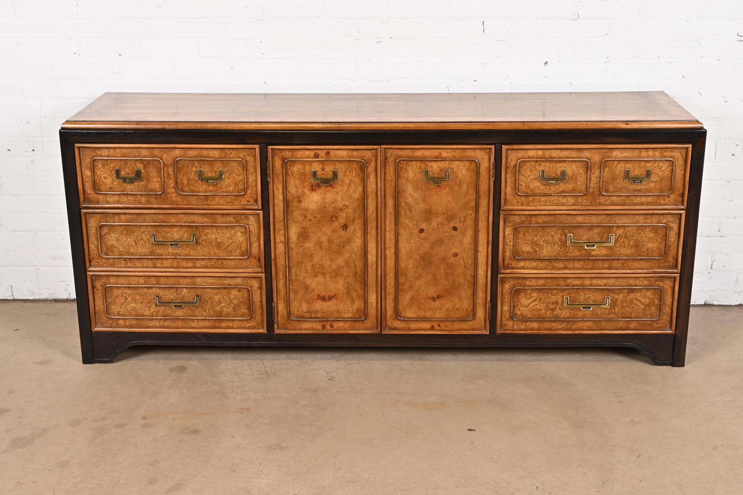 Eine außergewöhnliche Hollywood Regency Chinoiserie Campaigner Stil lange Kommode oder Anrichte

Von Stanley Möbel

USA, ca. 1970er Jahre

Wunderschönes Wurzelholz mit ebonisierten Verzierungen und originalen Messingbeschlägen.

Maße: 76 