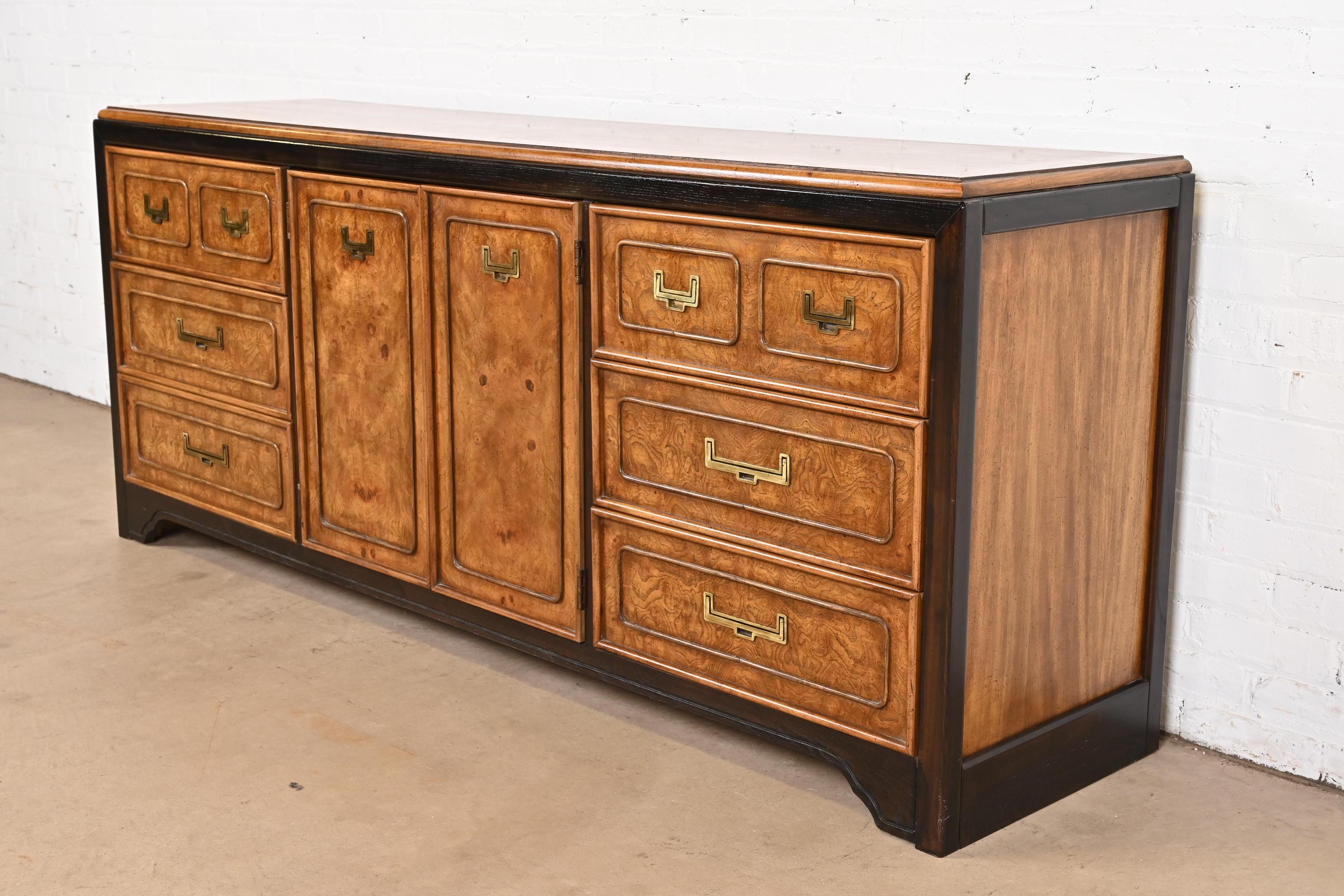 Hollywood Regency Chinoiserie-Kommode oder Anrichte aus Wurzelholz und ebonisiertem Holz (amerikanisch) im Angebot