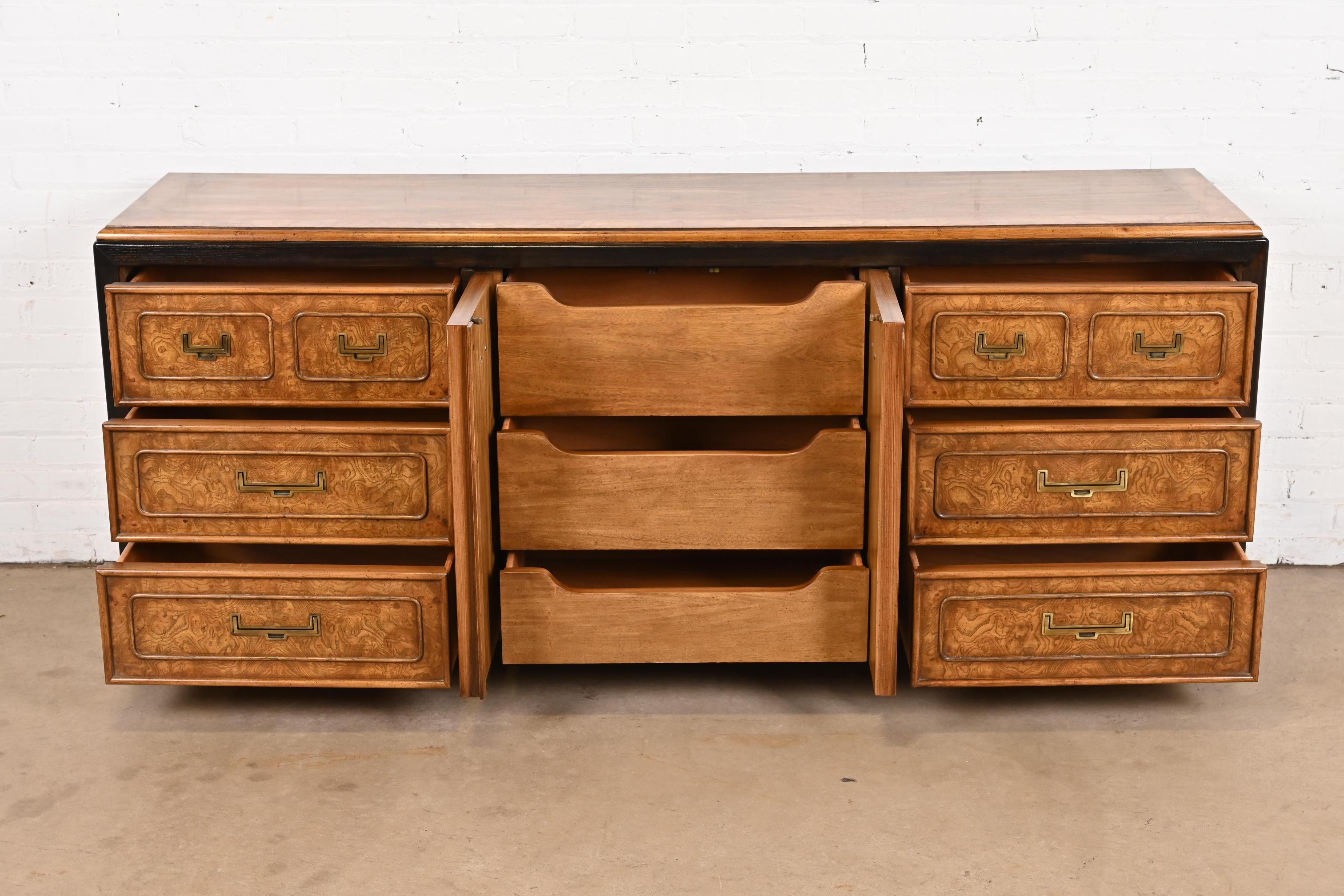 Hollywood Regency Chinoiserie-Kommode oder Anrichte aus Wurzelholz und ebonisiertem Holz (Ende des 20. Jahrhunderts) im Angebot