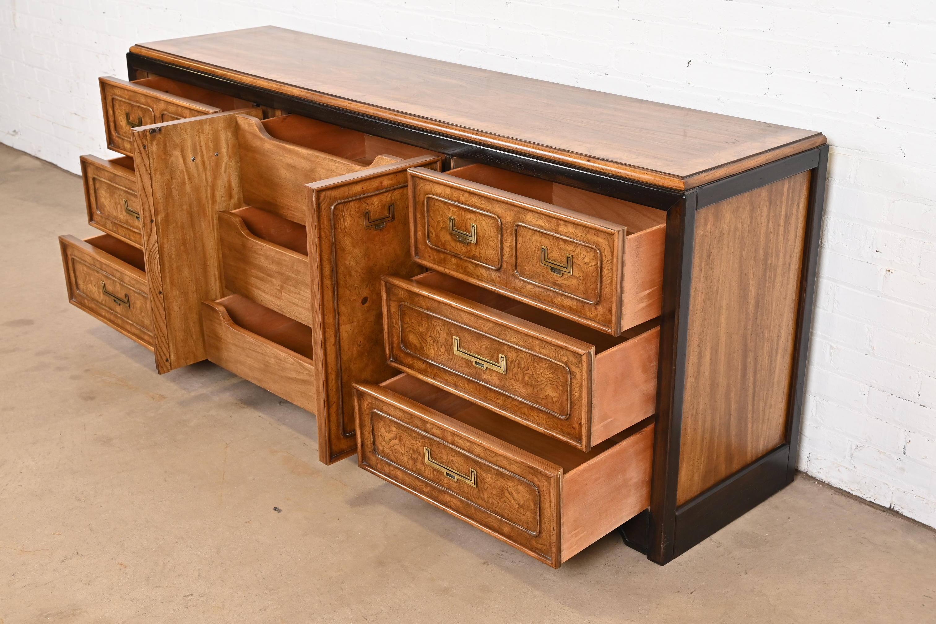 Hollywood Regency Chinoiserie-Kommode oder Anrichte aus Wurzelholz und ebonisiertem Holz (Messing) im Angebot