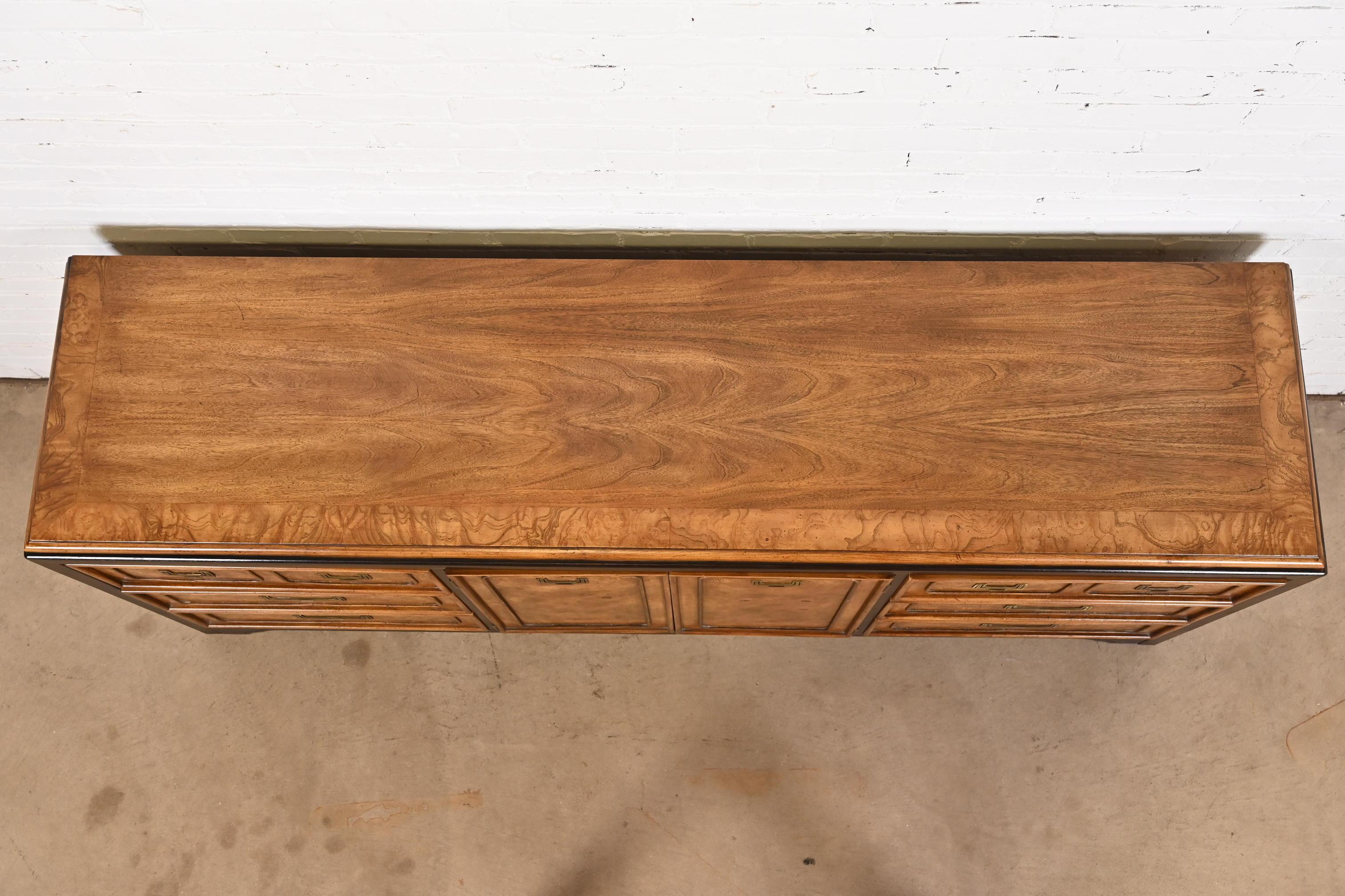 Hollywood Regency Chinoiserie-Kommode oder Anrichte aus Wurzelholz und ebonisiertem Holz im Angebot 3