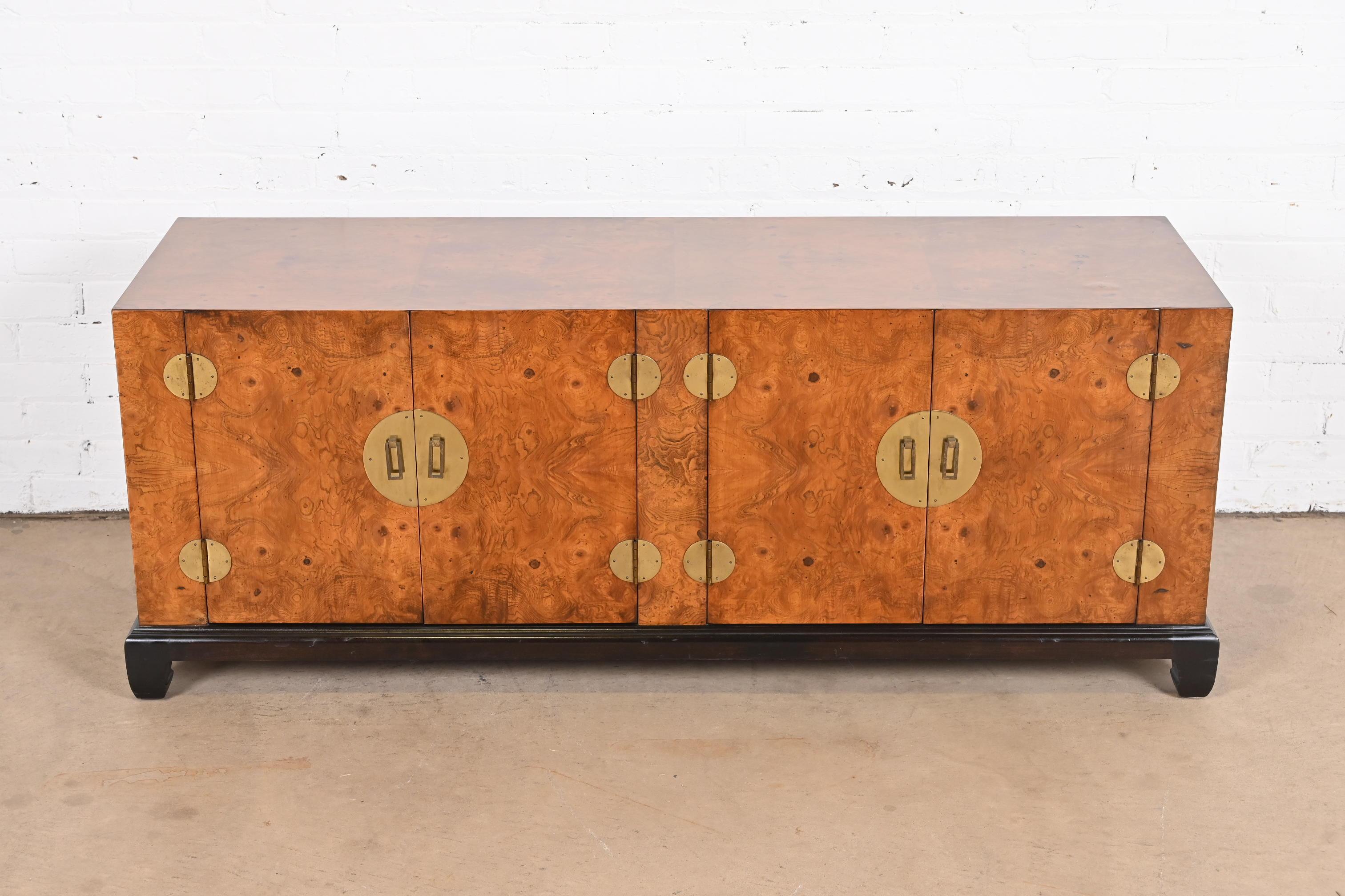 A gorgeous Mid-Century Modern Hollywood Regency Chinoiserie low sideboard, credenza, or bar cabinet

In the manner of Michael Taylor for Baker Furniture

USA, circa 1970s

Book-matched burled olive wood, with Asian-style ebonized base, and