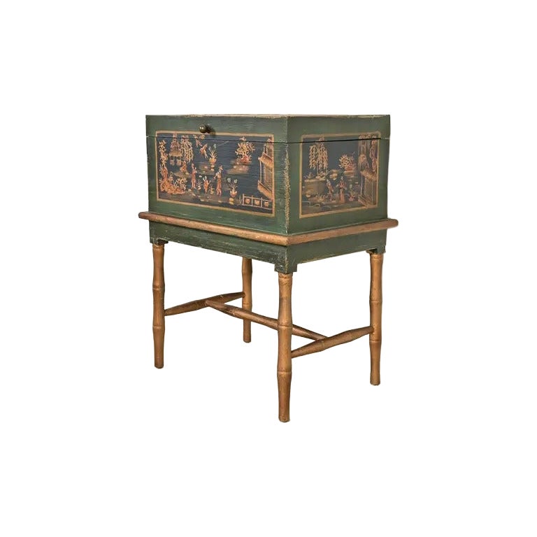 Cassapanca Hollywood Regency laccata in verde e dorata con supporto