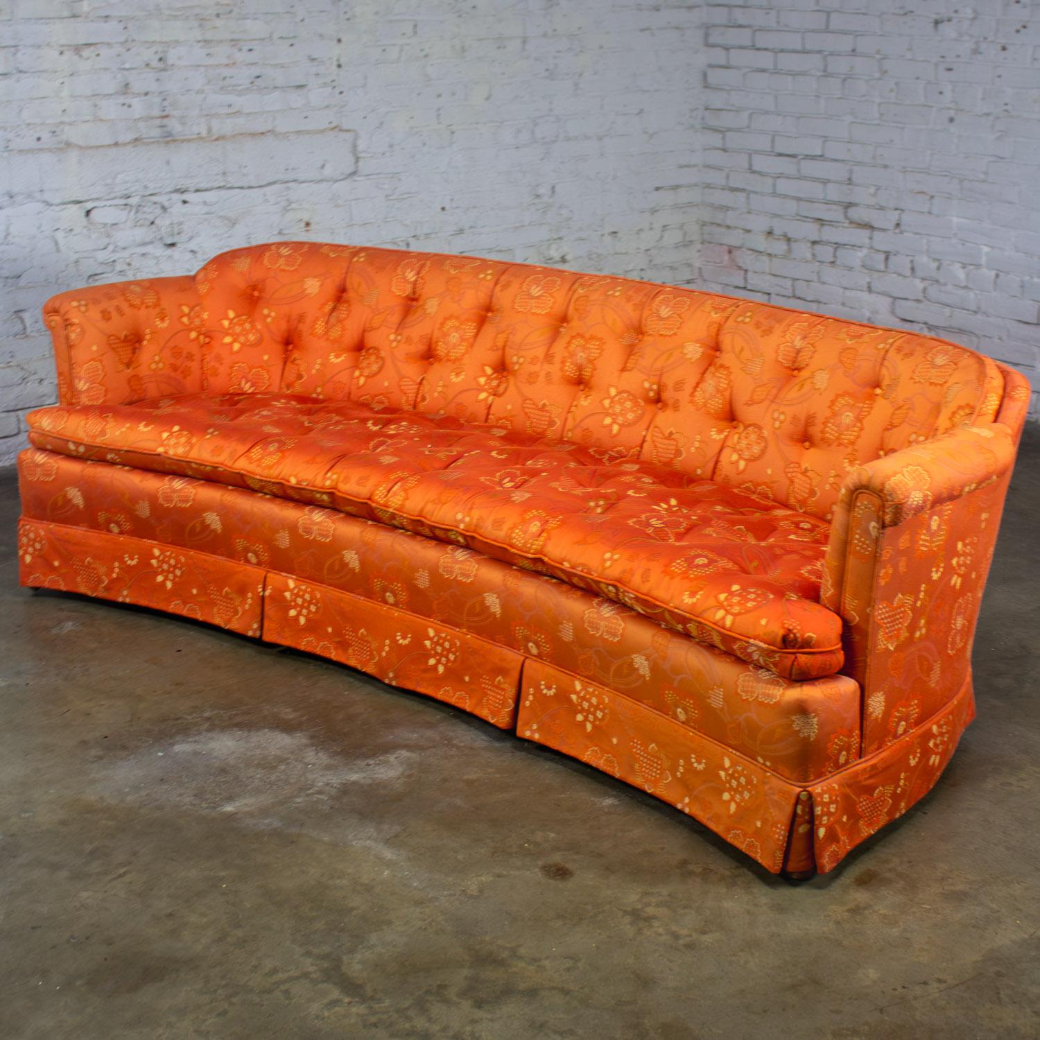 Splendido divano vintage in stile Hollywood Regency Chinoiserie di Henredon con tessuto Broccato floreale rosso cinese e dettagli con bottoni, cuscino di seduta singolo in schiuma poliuretanica, braccioli arrotolati, gonna plissettata e gambe in