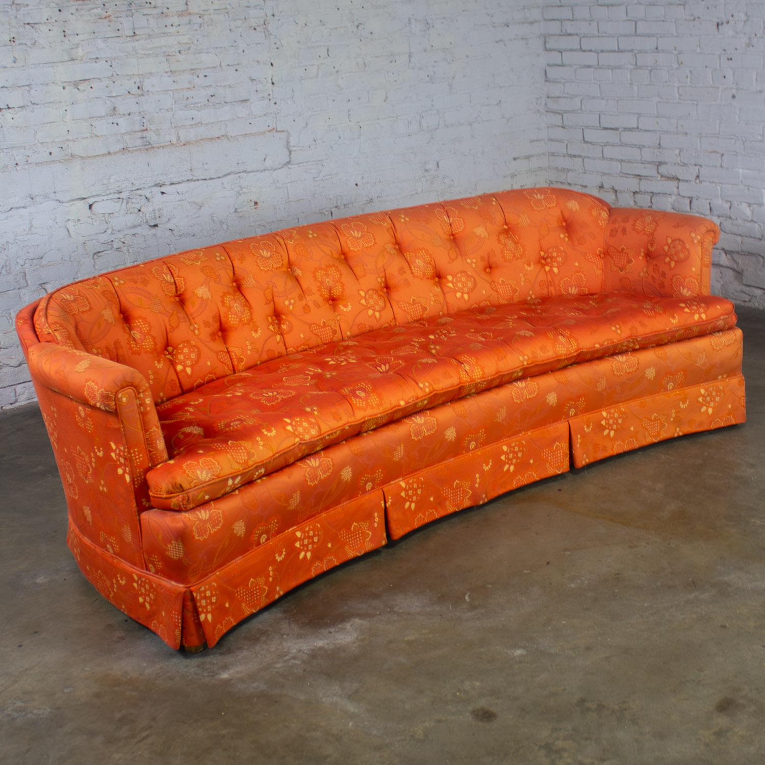 Americano Divano Hollywood Regency Chinoiserie di Henredon con broccato floreale rosso cinese in vendita