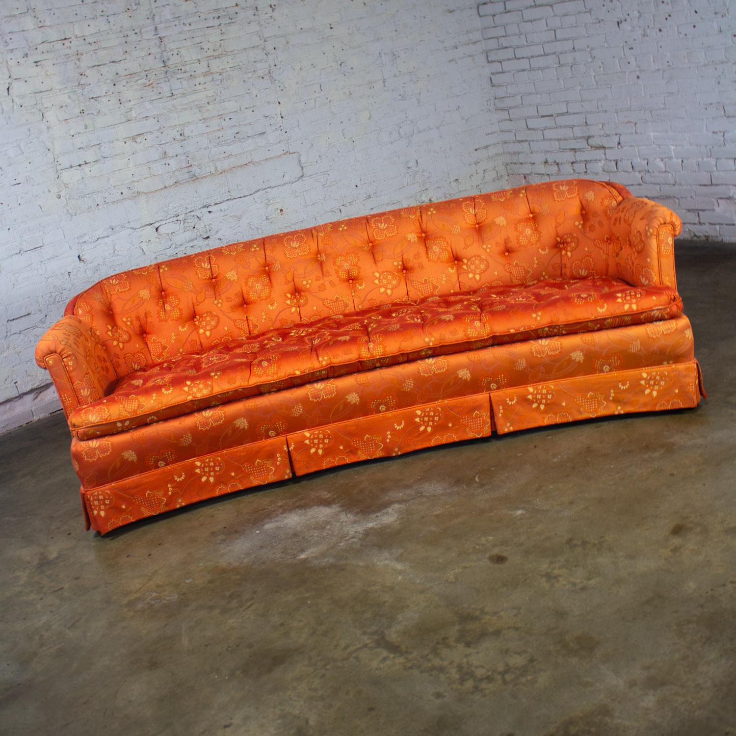 XX secolo Divano Hollywood Regency Chinoiserie di Henredon con broccato floreale rosso cinese in vendita