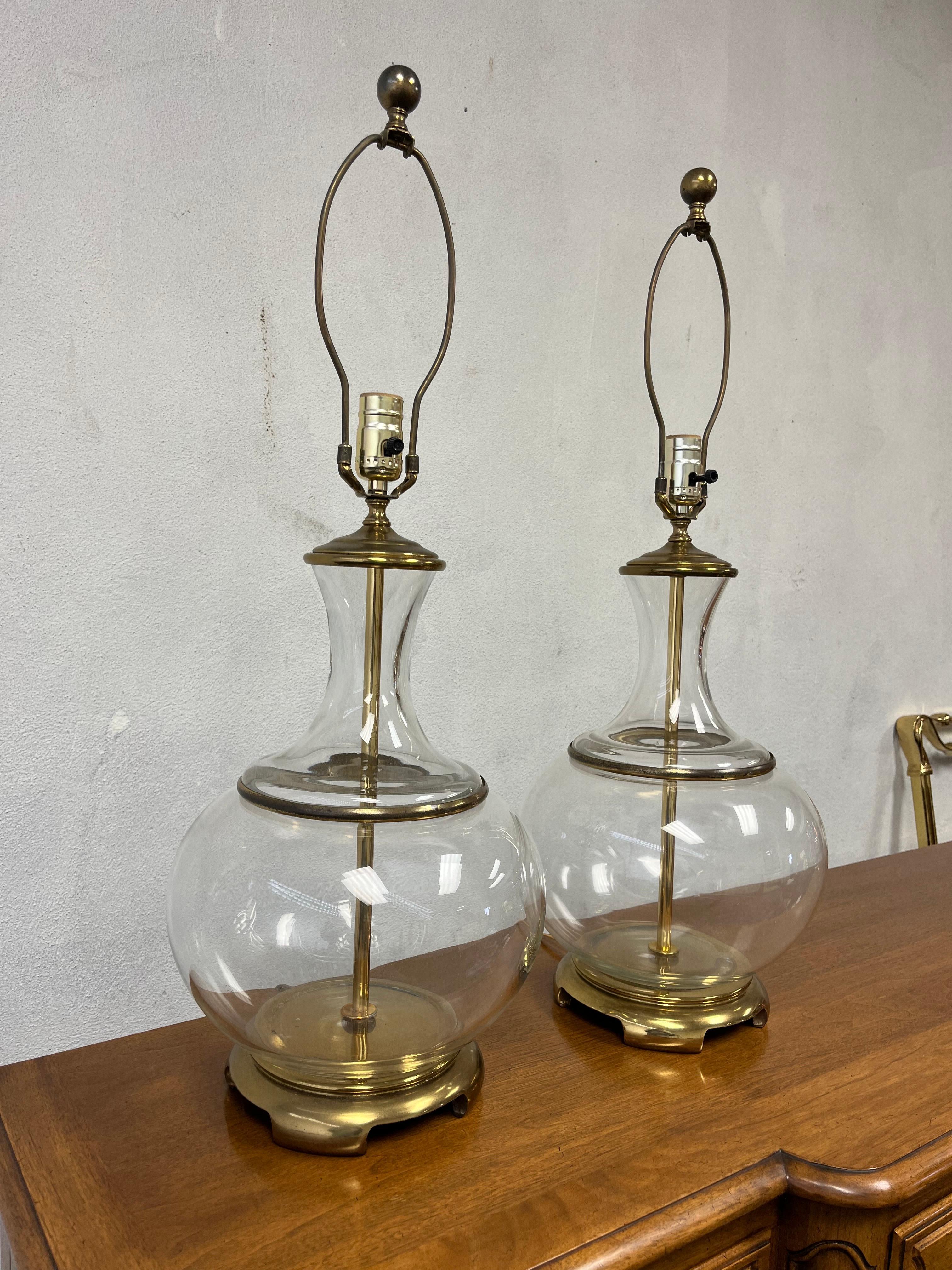 Elegancia sencilla en estas lámparas urna de cristal y latón. Maravillosa presencia con discreta elegancia. Formas de urna de cristal transparente con finas bandas de latón.
Mide 21,5 hasta la parte superior del enchufe