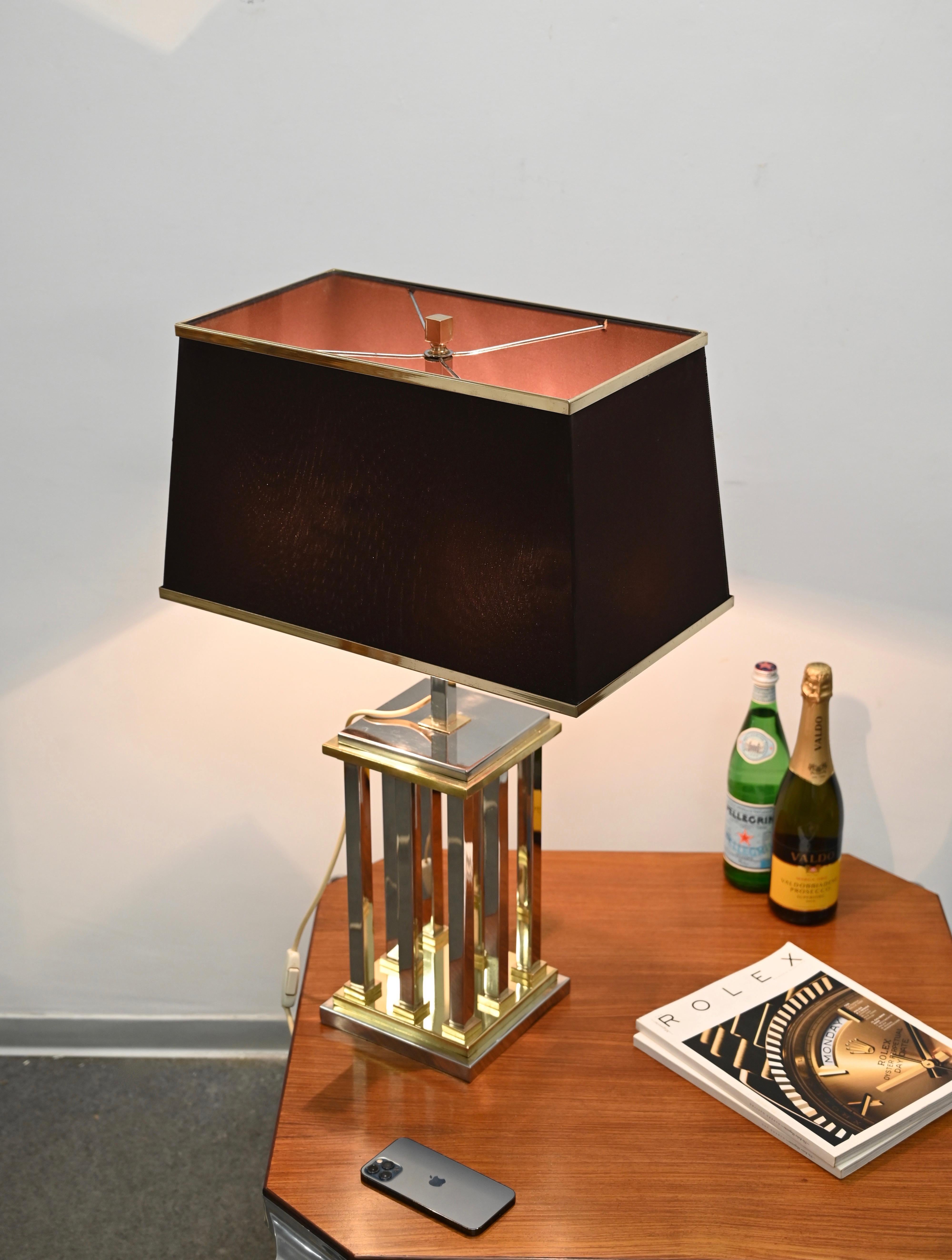 Magnificent large table lamp fully made in chrome and brass designed by Romeo Rega in Italy during the 1970s.

This gorgeous Hollywood Regency style table lamp has a square base in chrome and brass, each side has three square columns made in chrome