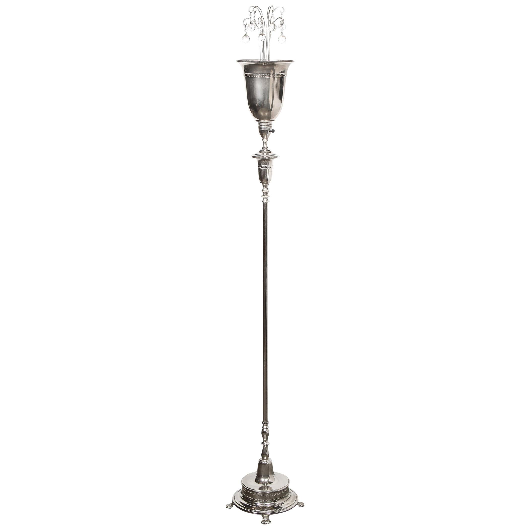 Lampadaire chromé Hollywood Regency avec ornements en cristal en forme de gouttes d'eau en vente
