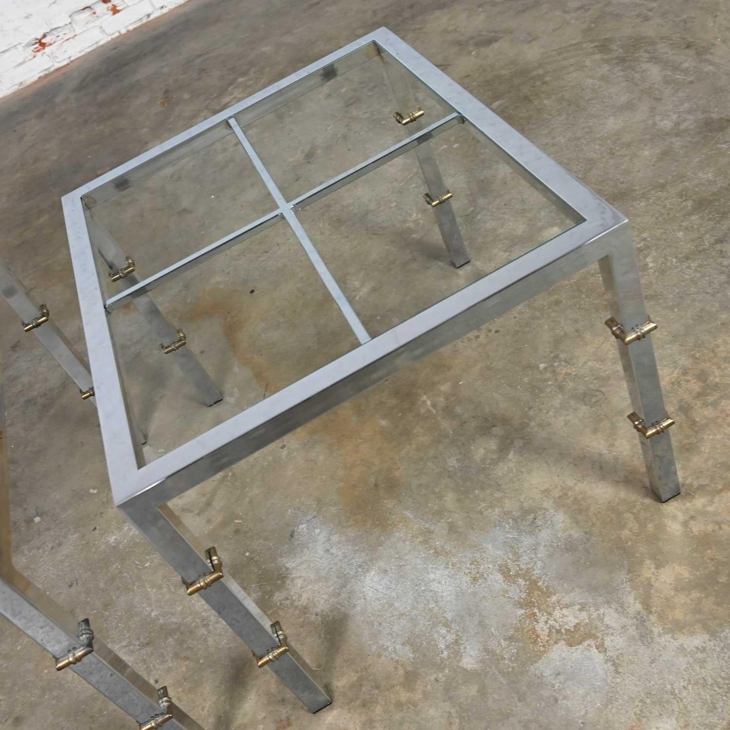 Inconnu Paire de tables d'extrémité carrées en chrome et verre Hollywood Regency avec détails en laiton en vente