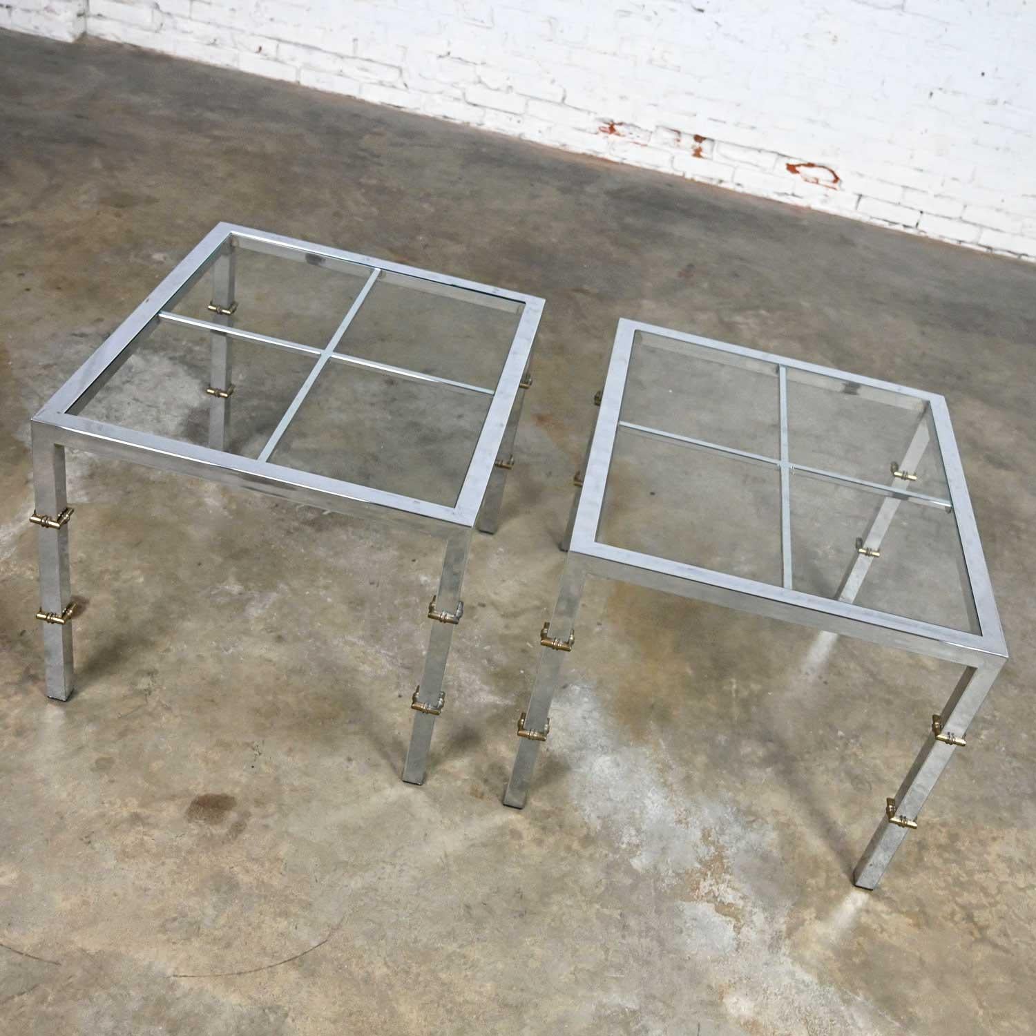 Paire de tables d'extrémité carrées en chrome et verre Hollywood Regency avec détails en laiton en vente 3