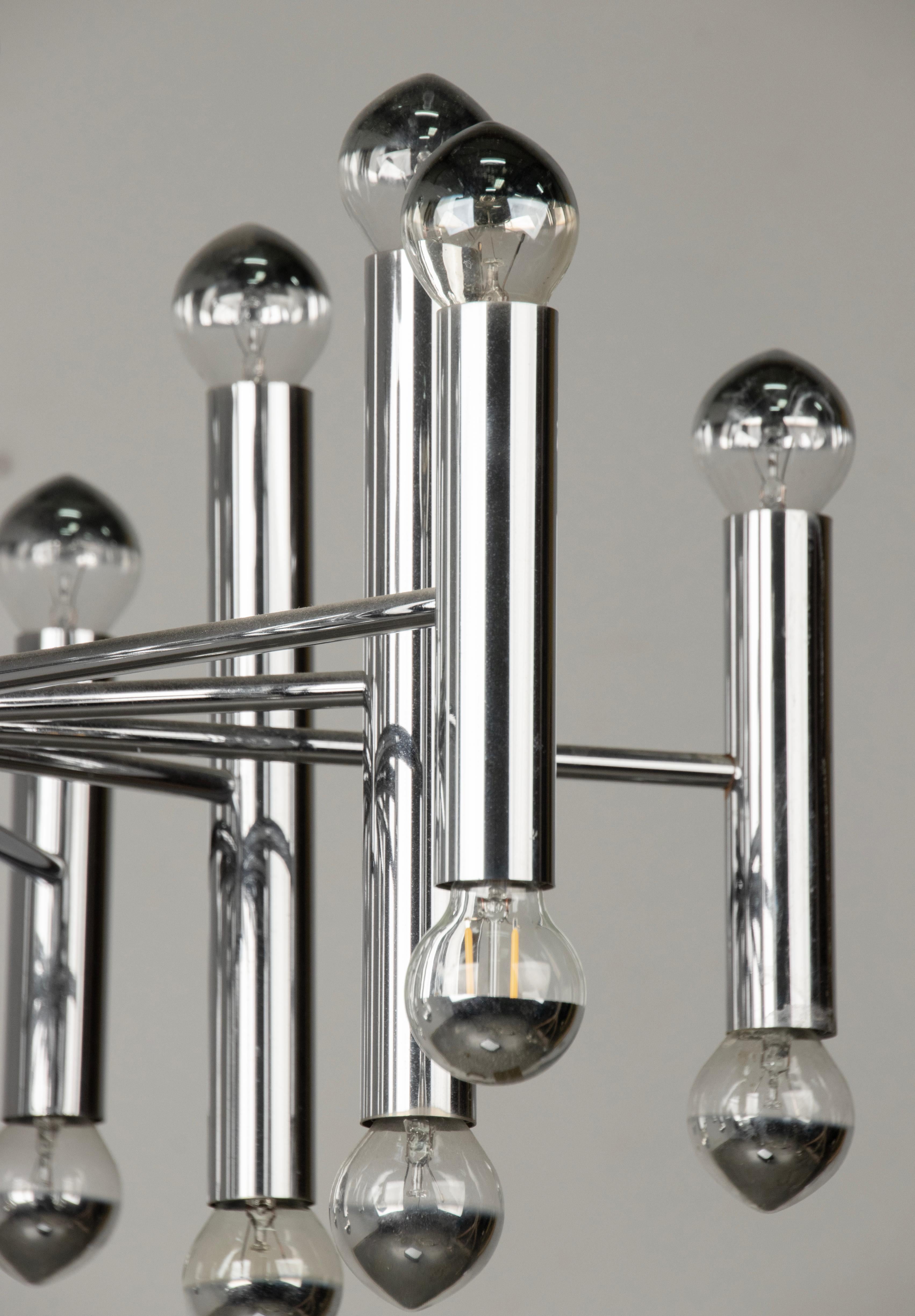 Hollywood Regency Chrome Tubular 24-lights Chandelier by Sciolari In Good Condition For Sale In Casteren, Noord-Brabant