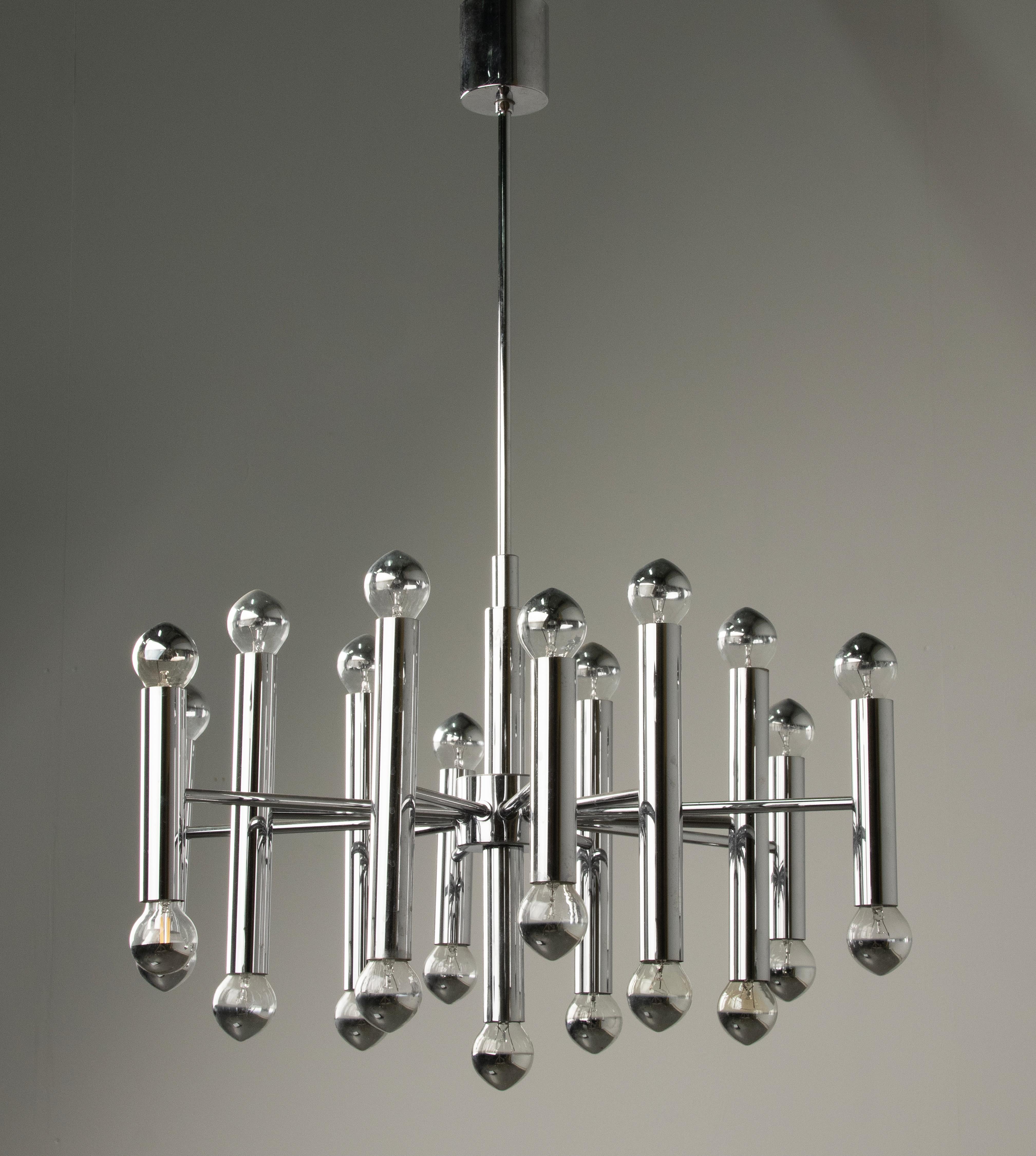 Late 20th Century Hollywood Regency Chrome Tubular 24-lights Chandelier by Sciolari For Sale