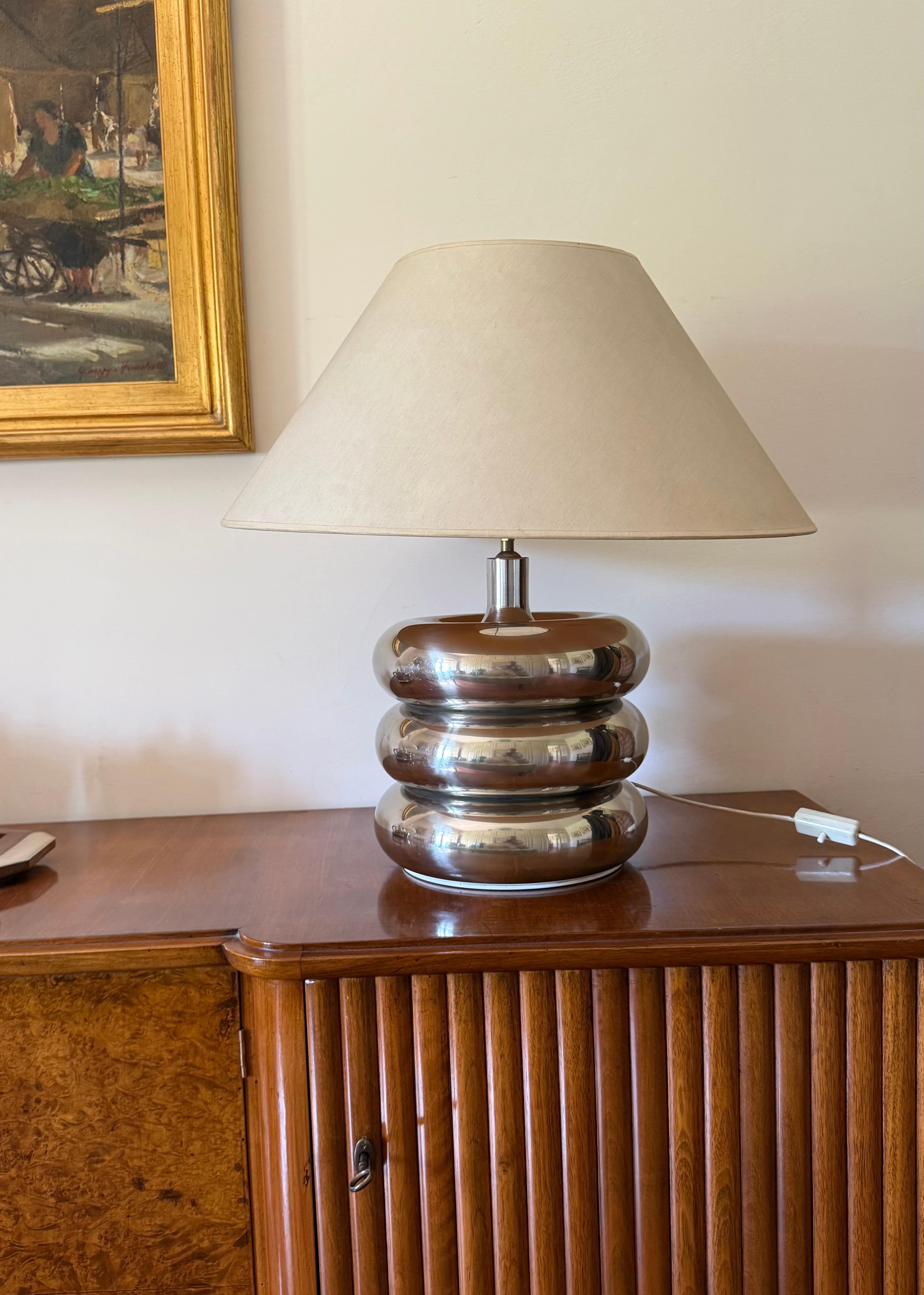 Hollywood regency chromed table lamp base

Luci Italy, 1970s

Chromed metal base

Lampshade not included

Label on the base

Lamp base: H 40 cm x 27 cm diam.

Conditions: excellent, no defects. In working condition.