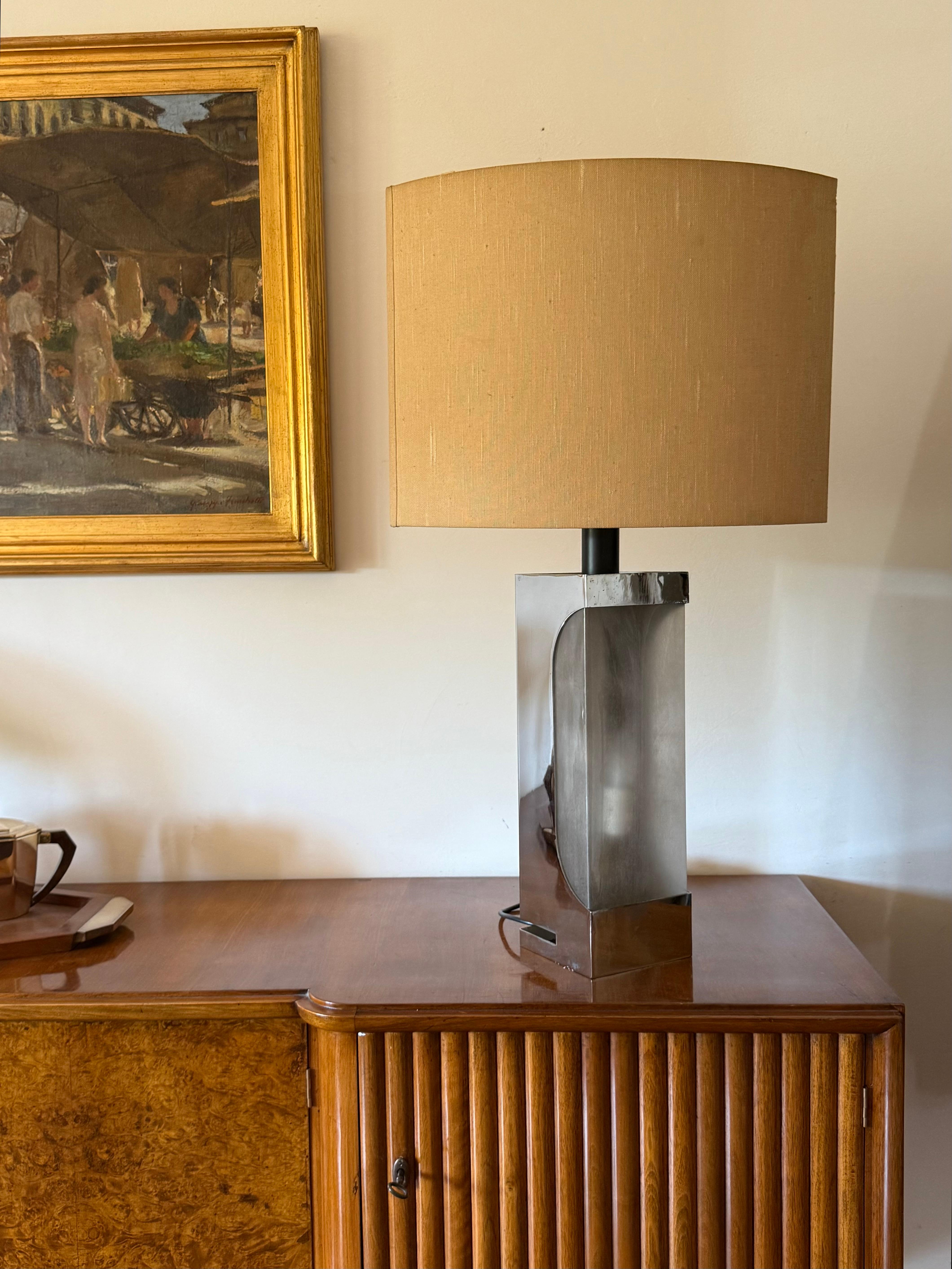 Base de lampe de table chromée Hollywood regency

Lumières Italie, 1970

Métal, plexiglas

Abat-jour non inclus

Double éclairage. Une ampoule se trouve à l'intérieur de la base.

Base de la lampe : H 57 cm x 14 × 14 cm 

État : bon, pas de défauts.