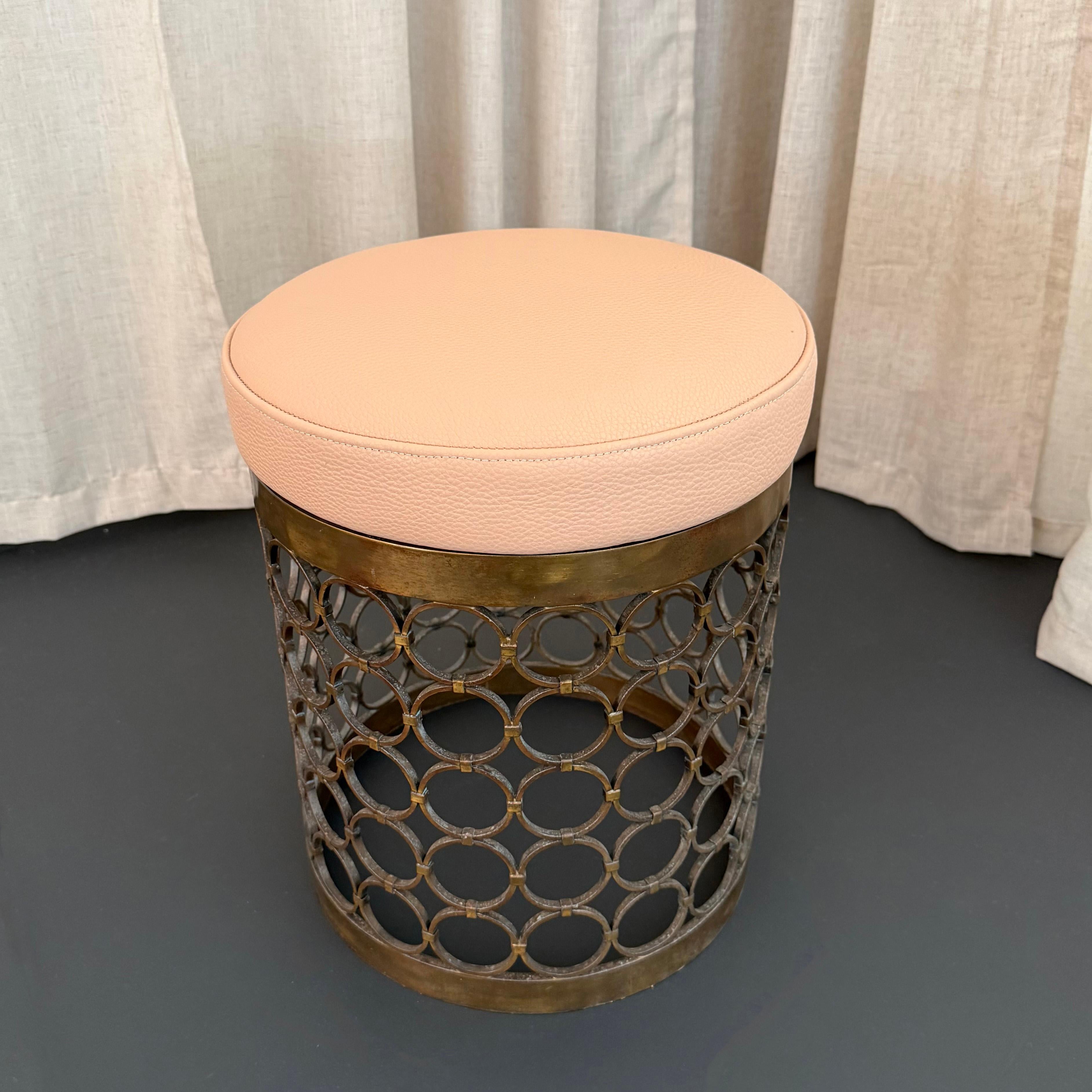 Américain Tabouret circulaire en laiton et cuir Hollywood Regency en vente