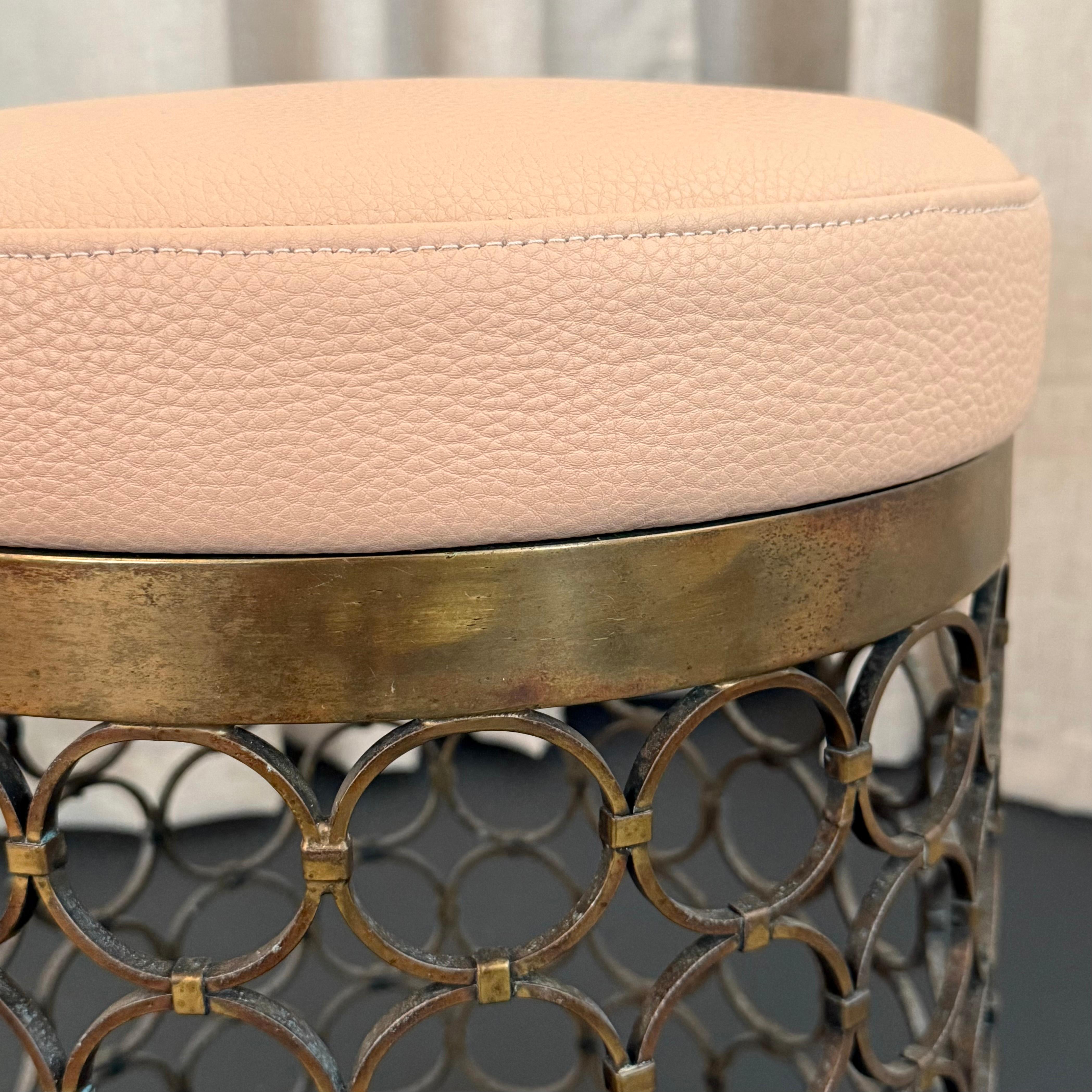 Tabouret circulaire en laiton et cuir Hollywood Regency Bon état - En vente à Brooklyn, NY