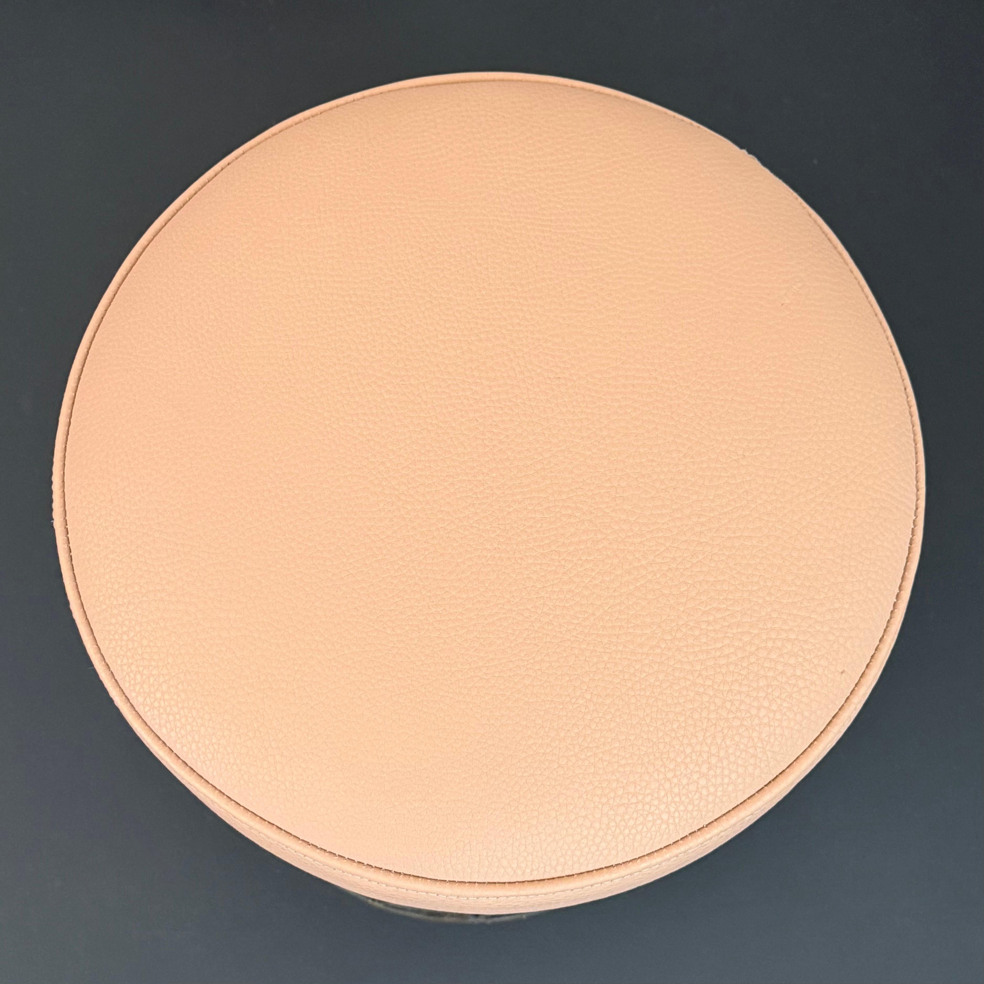 20ième siècle Tabouret circulaire en laiton et cuir Hollywood Regency en vente
