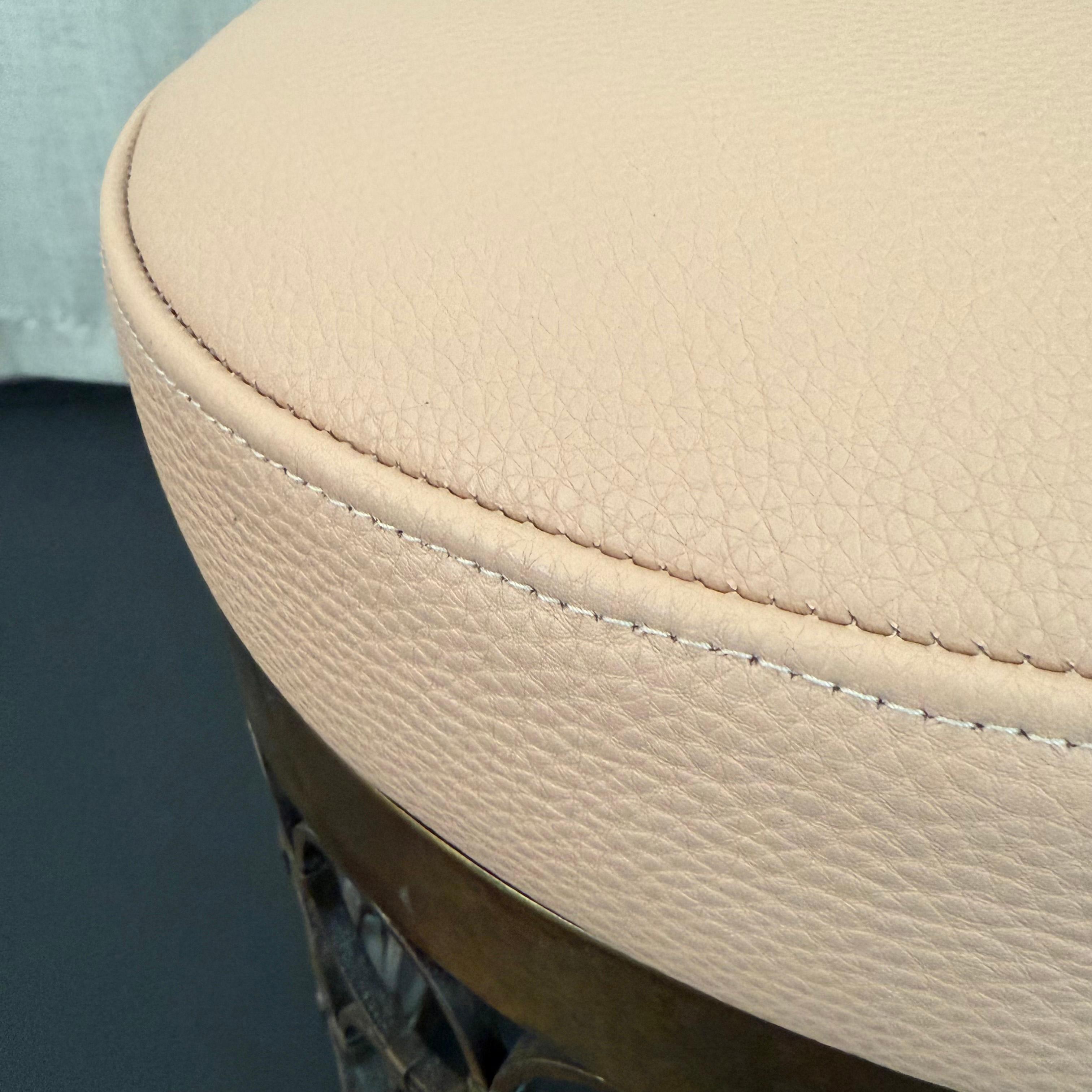 Tabouret circulaire en laiton et cuir Hollywood Regency en vente 1