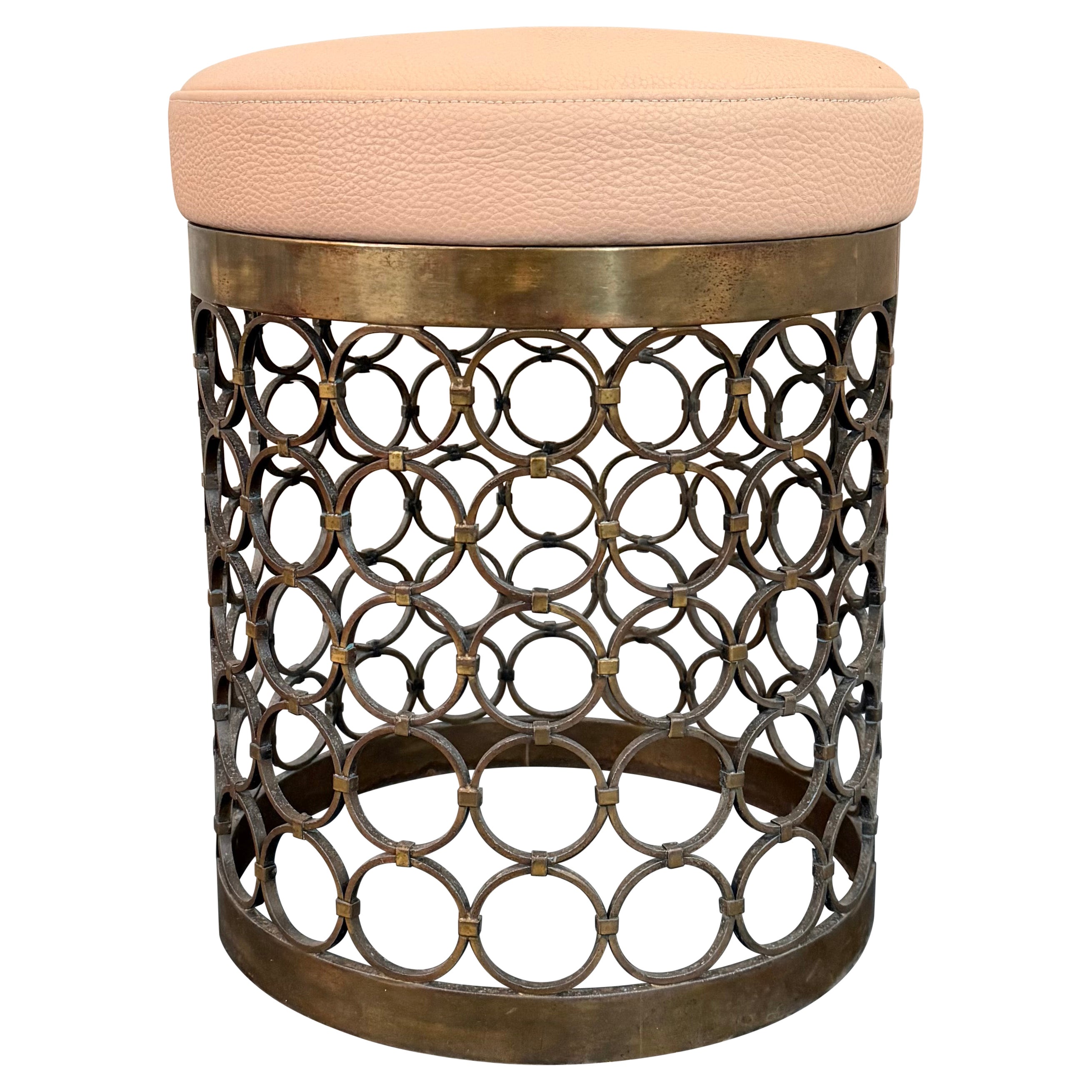 Tabouret circulaire en laiton et cuir Hollywood Regency en vente