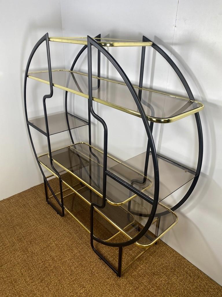 Hollywood Regency Circular Étagère or Vitrine in Gold and Black For Sale 3