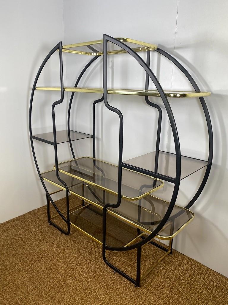 Hollywood Regency Circular Étagère or Vitrine in Gold and Black For Sale 6