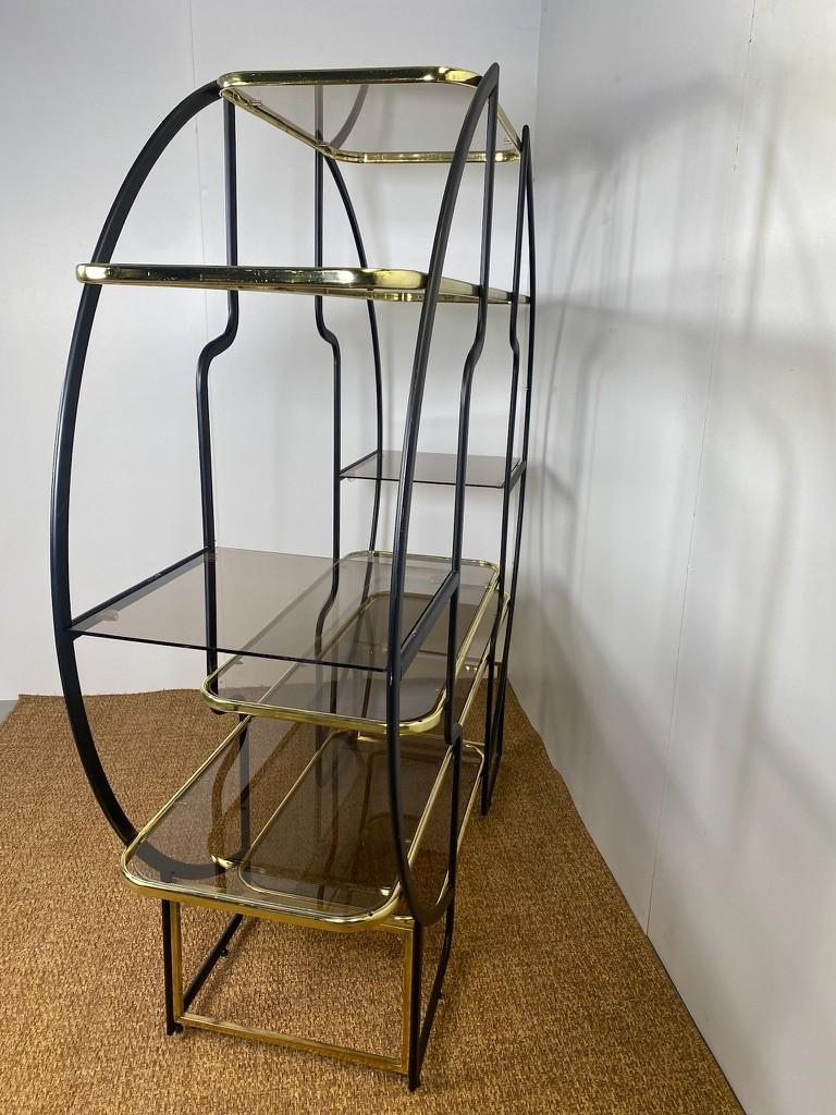 Hollywood Regency Circular Étagère or Vitrine in Gold and Black In Good Condition For Sale In The Hague, NL