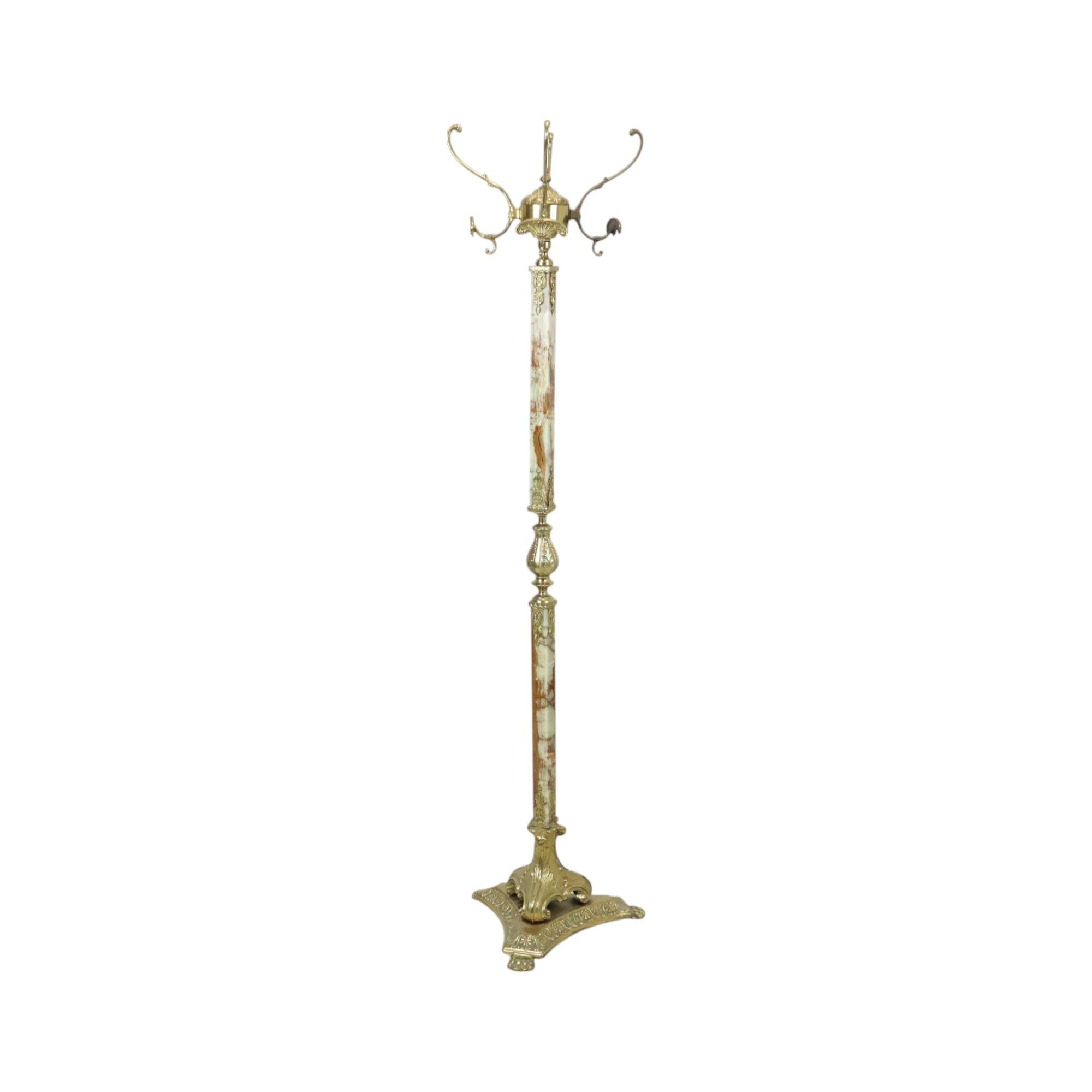 Imponente appendiabiti di grandi dimensioni in stile Hollywood Regency, realizzato in marmo onice e ottone, circa 1950, probabilmente italiano.

Generosamente decorato con foglie d'acanto e decorazioni floreali, l'appendiabiti poggia su 3 artigli di