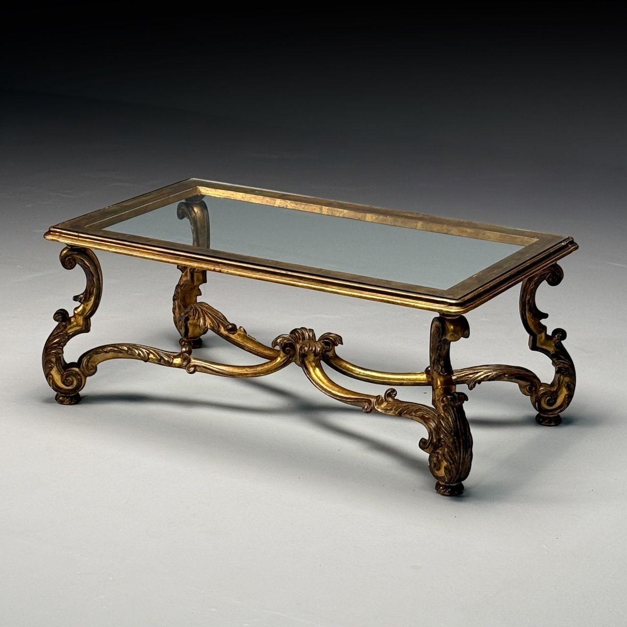 Tavolino da caffè Hollywood Regency, legno dorato, foglia d'oro, vetro, Italia, XX C.

Questo tavolino da caffè/cocktail con piano in vetro intagliato è caratterizzato da una lussuosa foglia d'oro 22kt su legno, caratteristica dei mobili di fascia