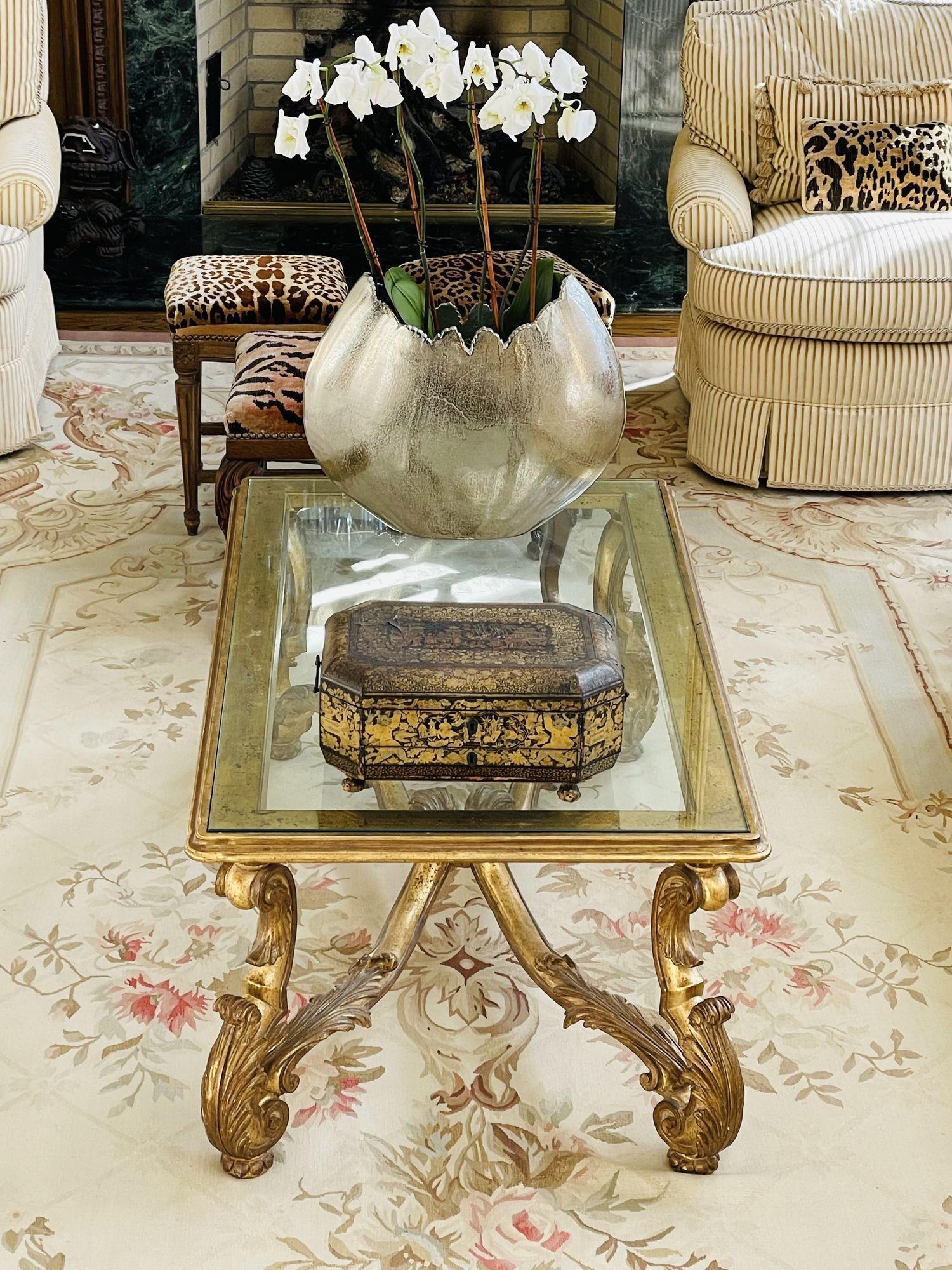 Vetro Tavolino Hollywood Regency, legno dorato, foglia d'oro, vetro, Italia, anni '60 in vendita