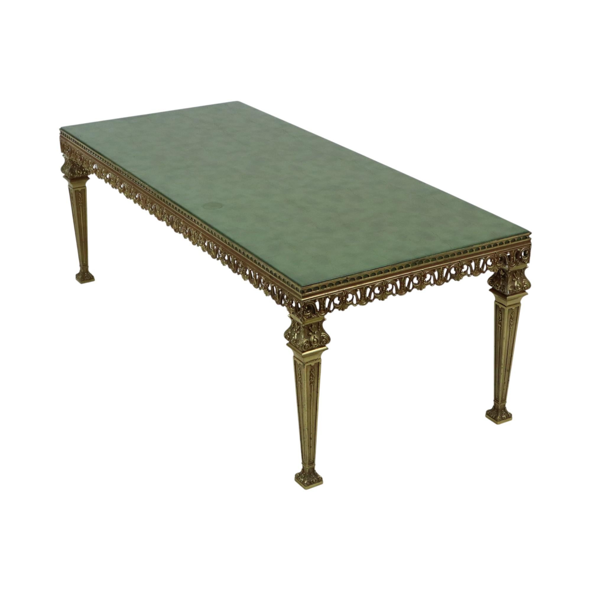 Italian Hollywood regency coffee table with a classic brass base elaborately decorated with acanthus leaves, tapered legs and a pitch pine table top covered with green leather, second half of the 20th century.

In good vintage condition in