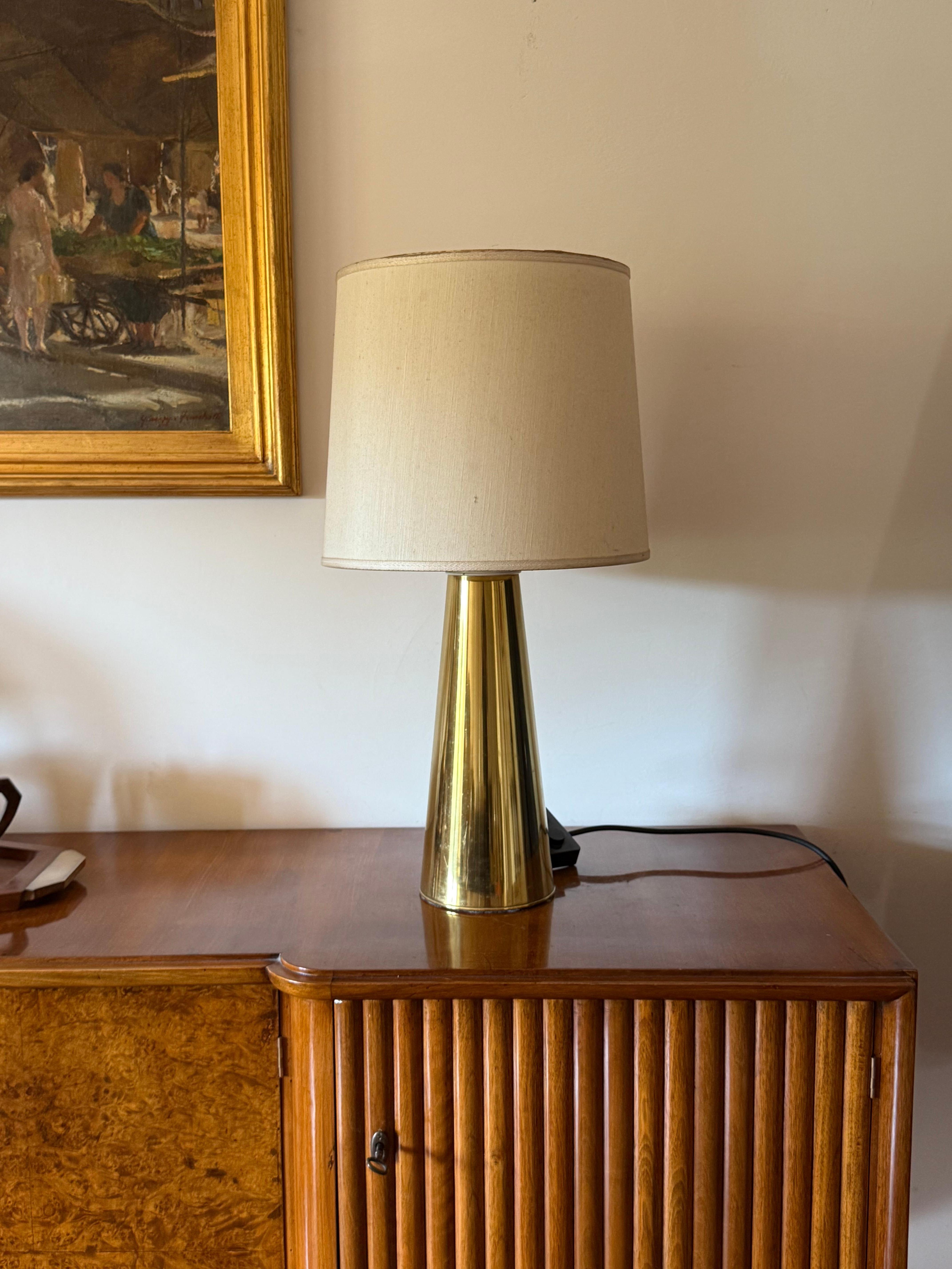 Hollywood Regency Lampe de table conique en laiton Hollywood regency, Italie 1970 en vente