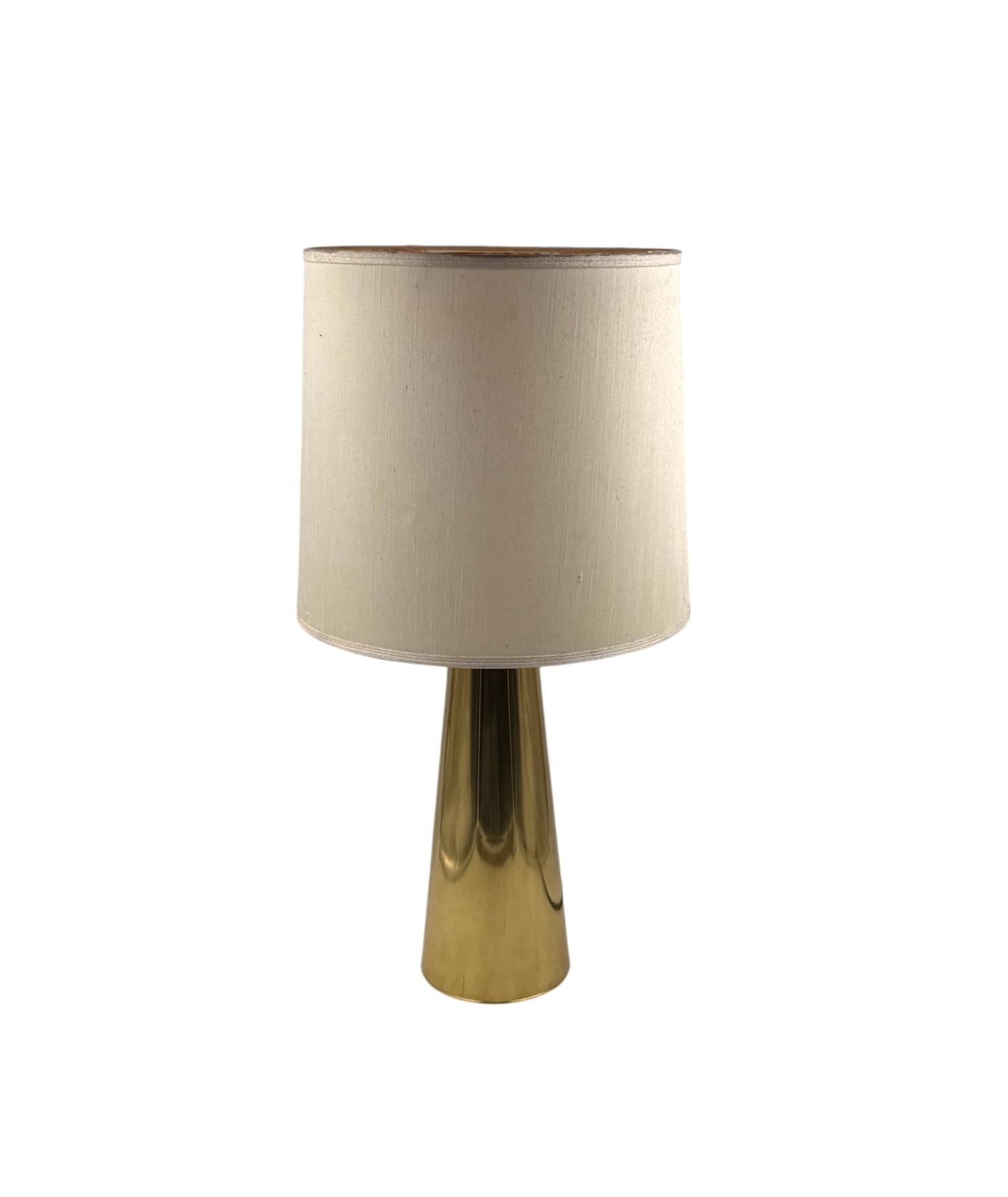 Lampe de table conique en laiton Hollywood regency, Italie 1970 Excellent état - En vente à Firenze, IT