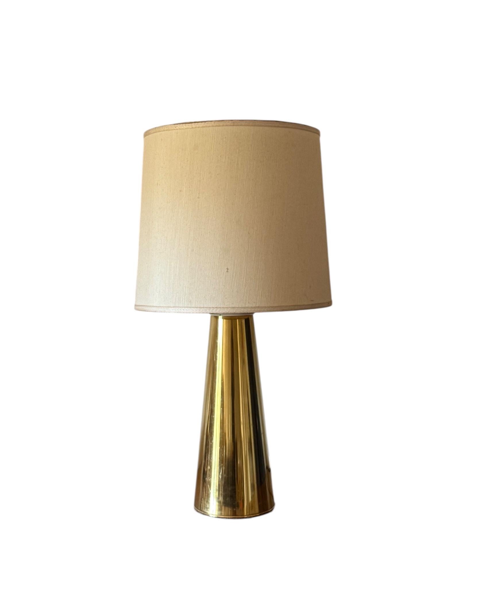 Lampe de table conique en laiton Hollywood regency, Italie 1970 en vente 1