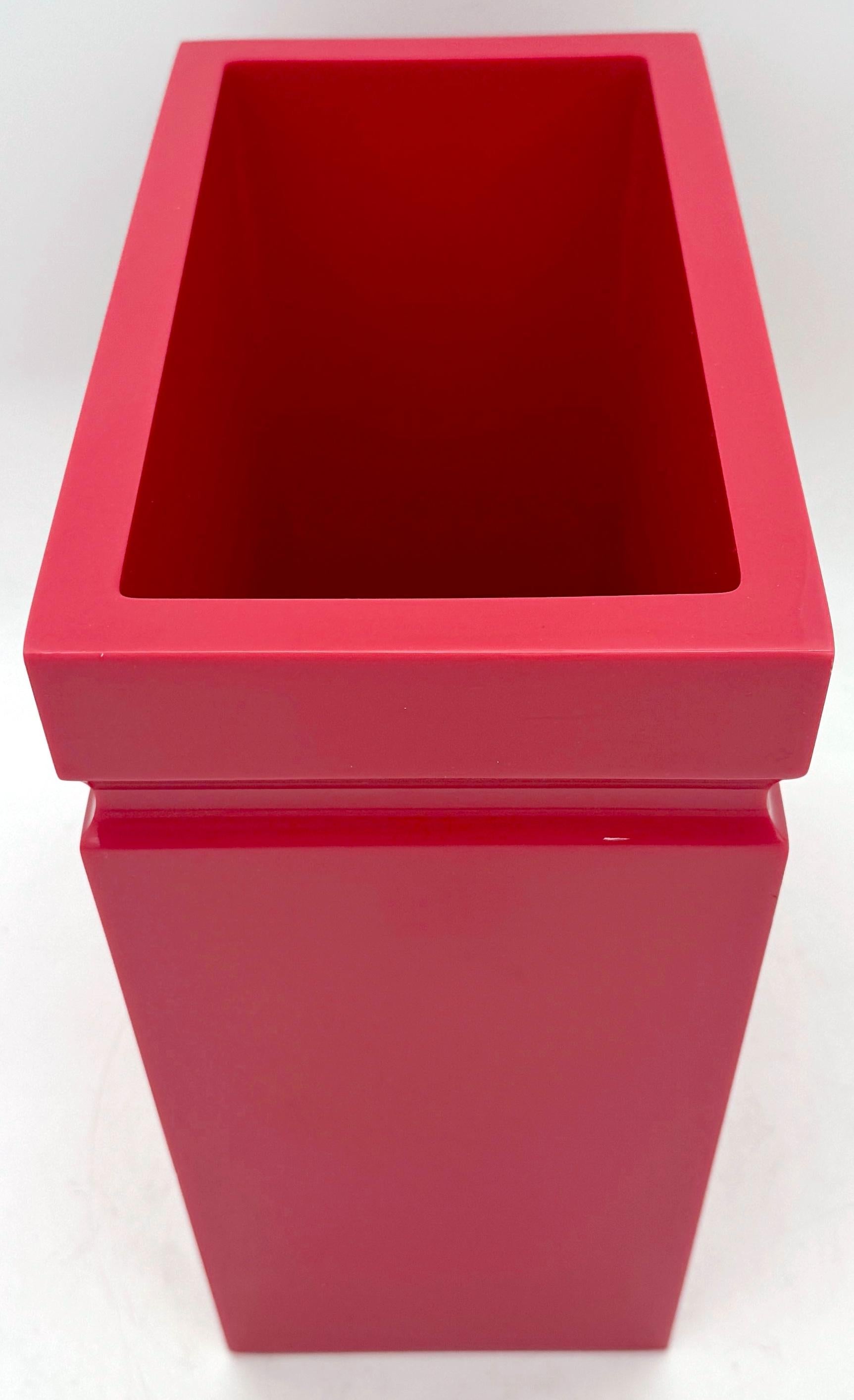 Americano Cestino in lucite rosa/corallo Hollywood Regency, CIRCA ANNI '80 in vendita