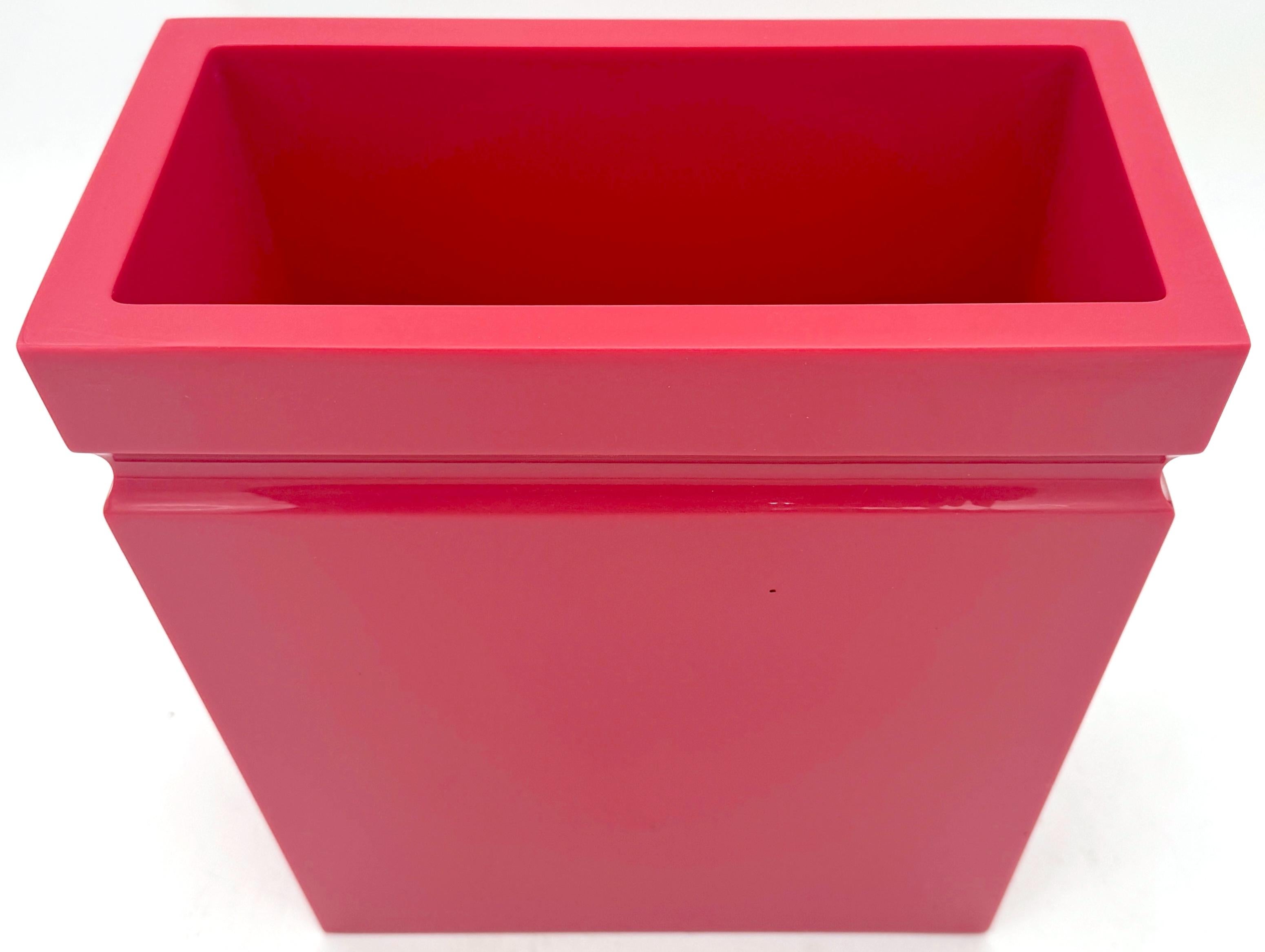 Calco Cestino in lucite rosa/corallo Hollywood Regency, CIRCA ANNI '80 in vendita