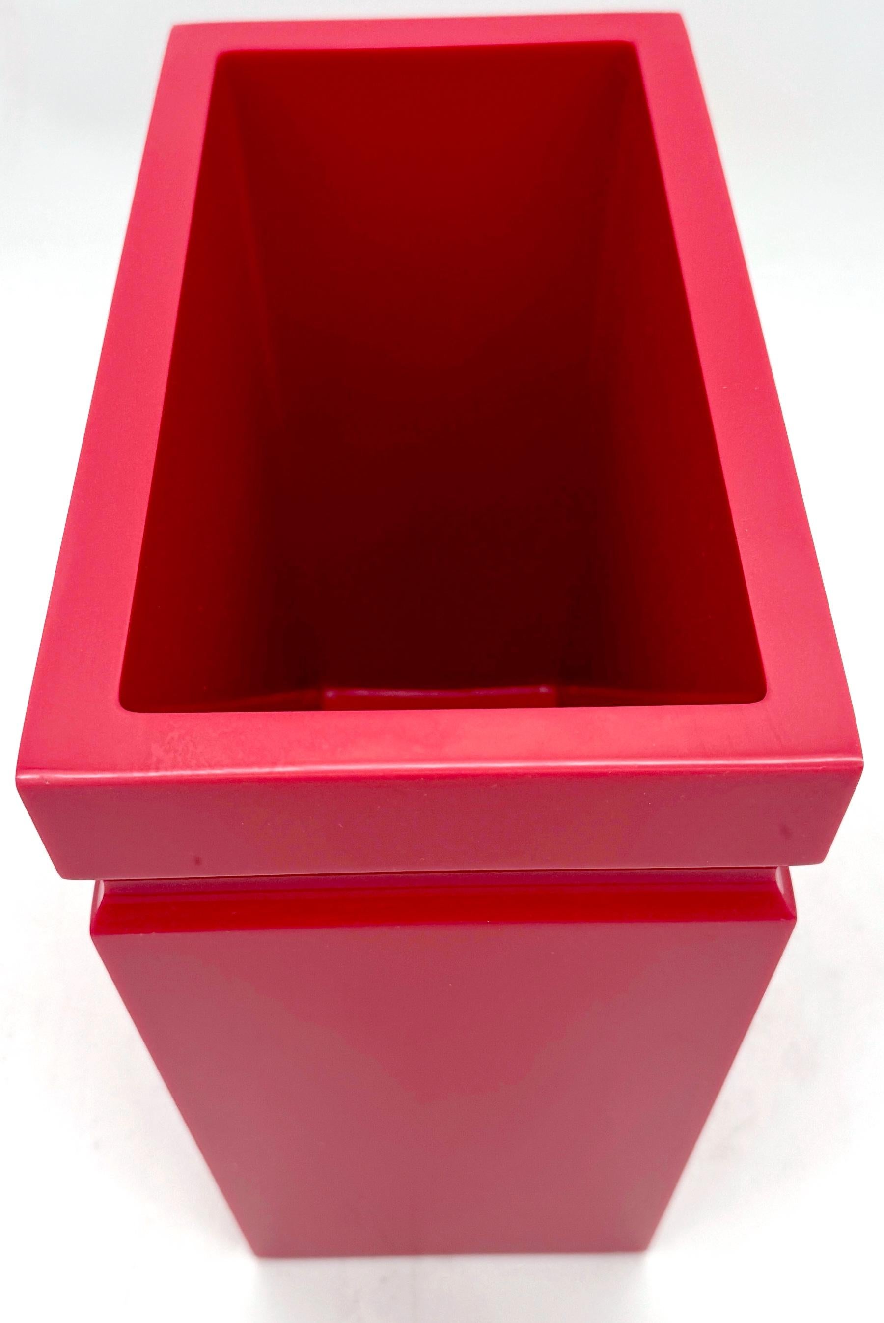 Cestino in lucite rosa/corallo Hollywood Regency, CIRCA ANNI '80 In condizioni buone in vendita a West Palm Beach, FL