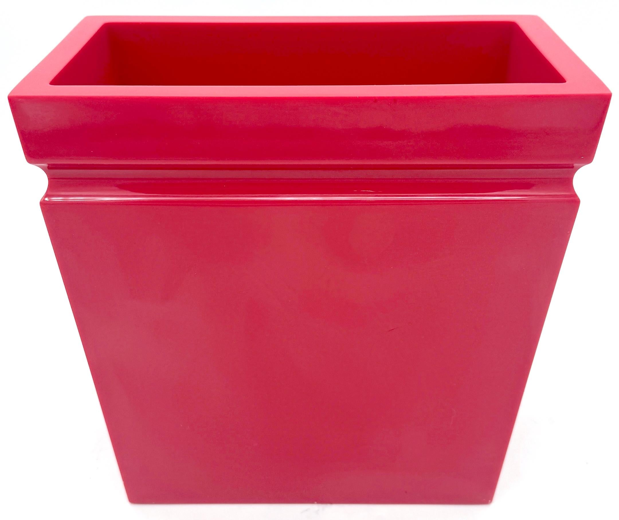 XX secolo Cestino in lucite rosa/corallo Hollywood Regency, CIRCA ANNI '80 in vendita