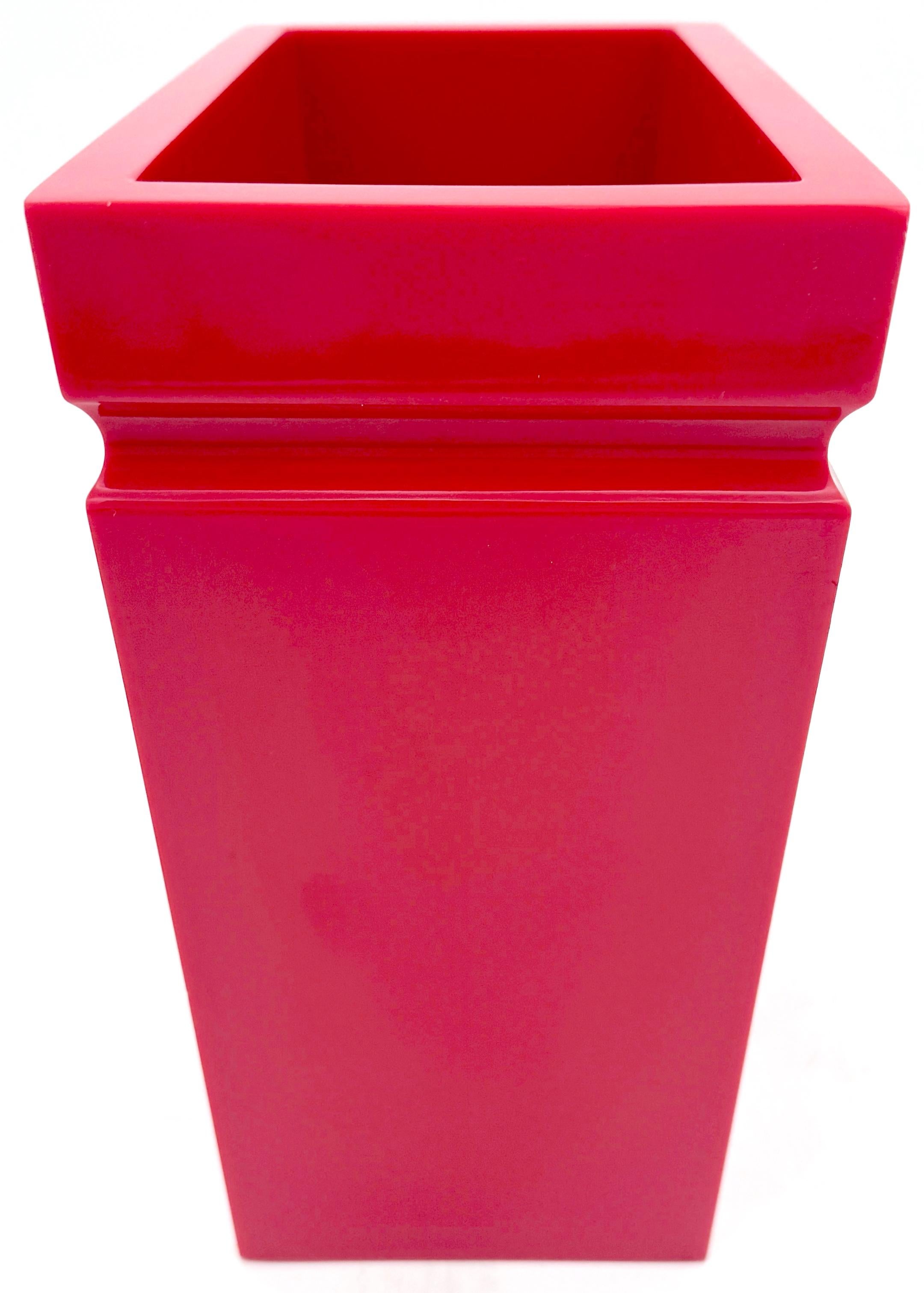 Lucite Cestino in lucite rosa/corallo Hollywood Regency, CIRCA ANNI '80 in vendita