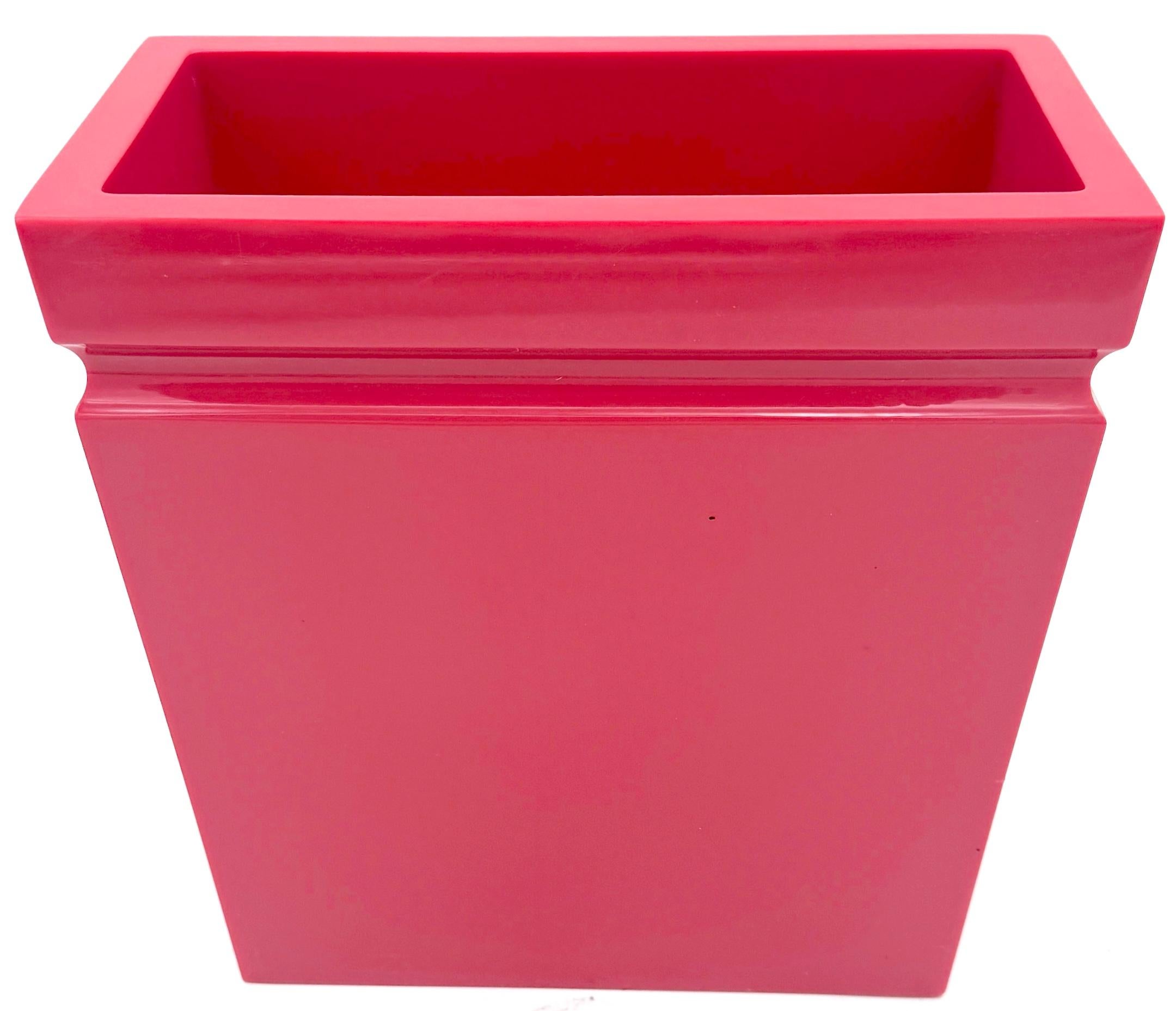 Cestino in lucite rosa/corallo Hollywood Regency, CIRCA ANNI '80 in vendita 1