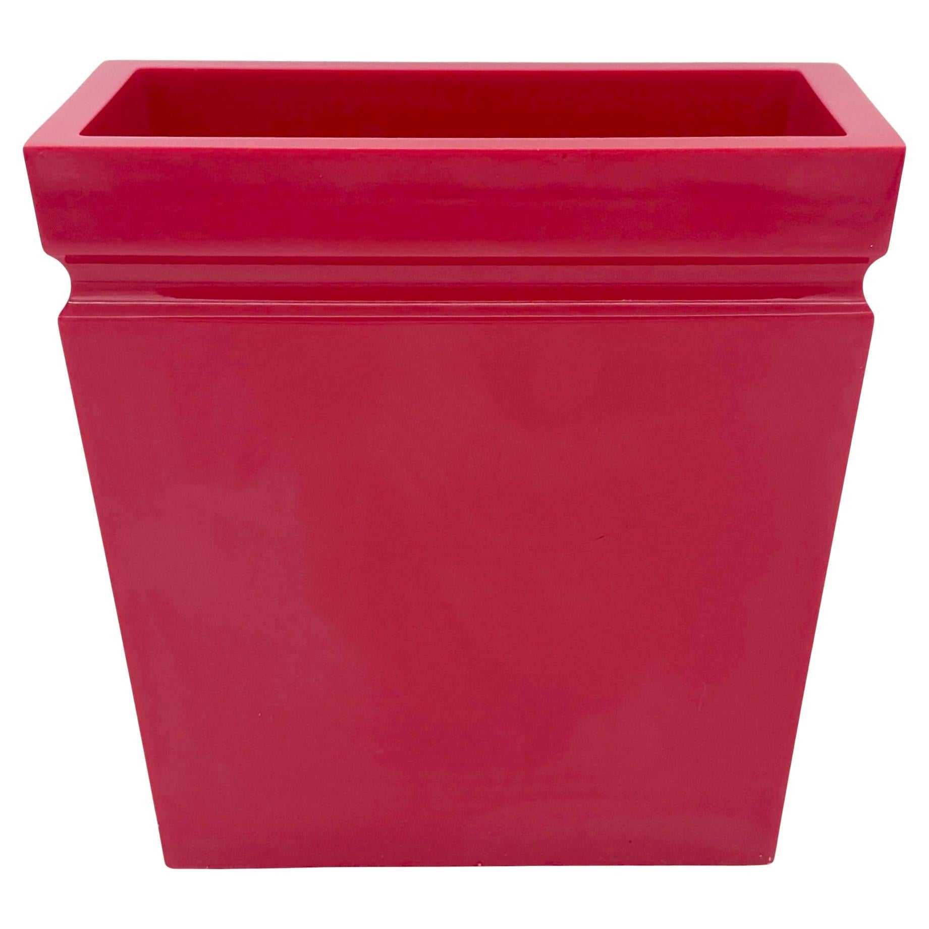 Panier de déchets/papiers de toilette Hollywood Regency corail/rose Lucite, vers 1980
