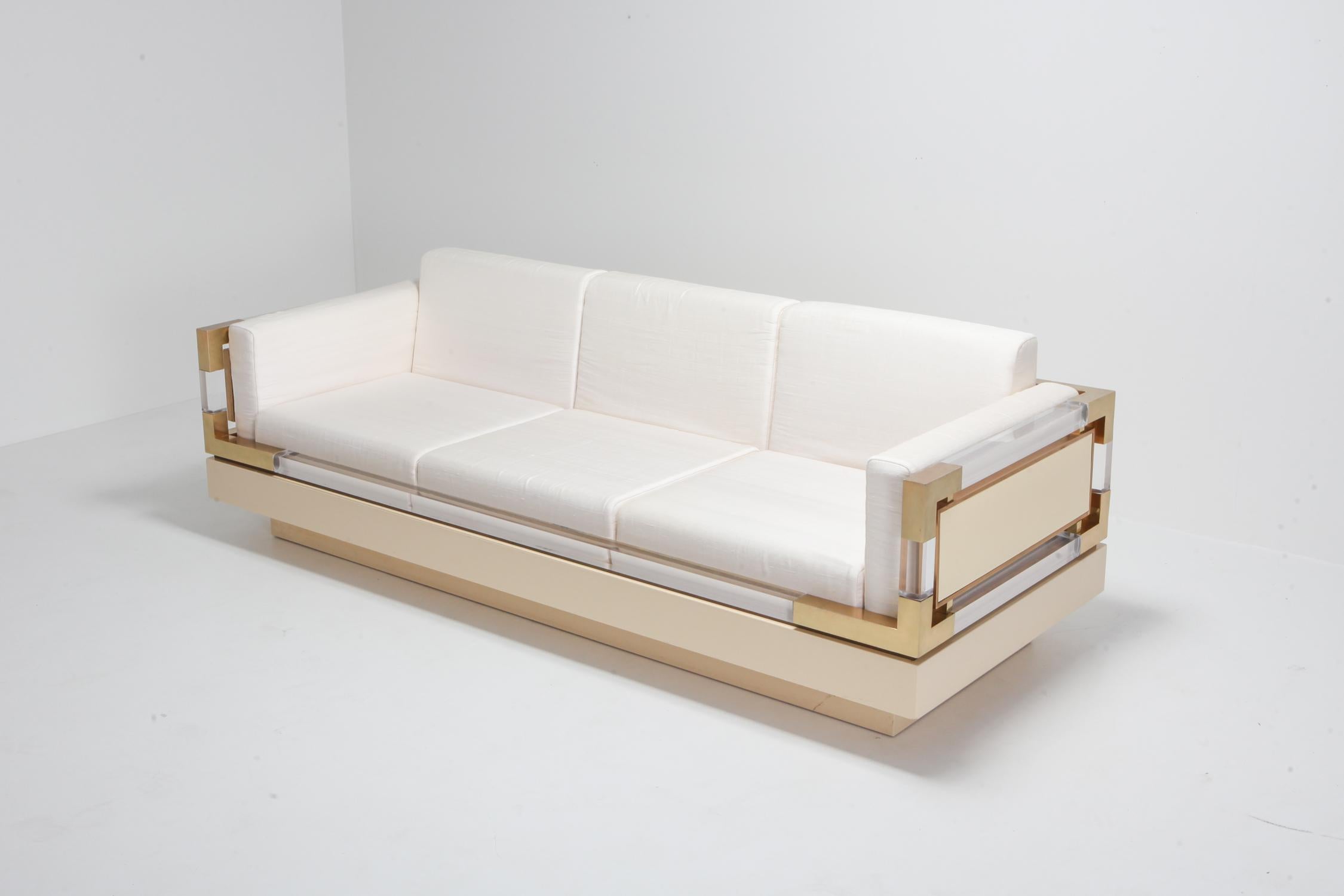 Charles Hollis Jones designed this 3.5-seat sofa in the 1970s
Very modern design which resembles a bit the Jacques Charpentier sofas.
The combination of lacquer Lucite and brass was also very contemporary and chic in the 1970s. The piece fits well