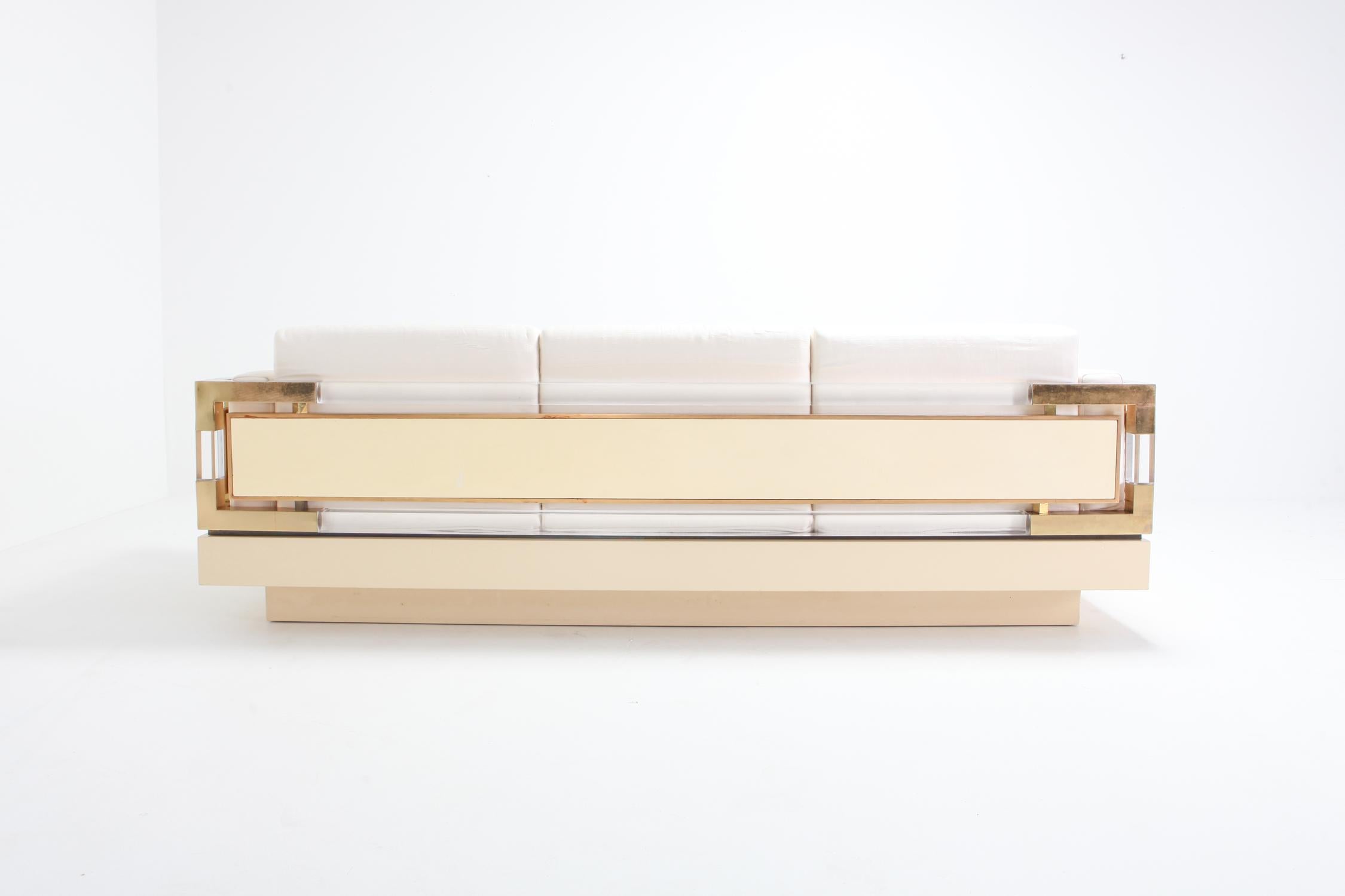 20th Century Hollywood Regency Couch in Cream Lacquer, Brass and Lucite, 1970s