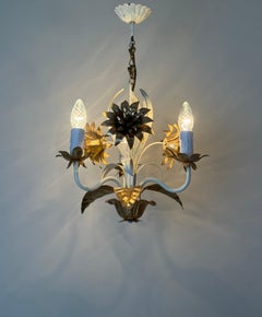 Araña de Tres Brazos Crema y Dorada Hollywood Regency con Detalles Florales