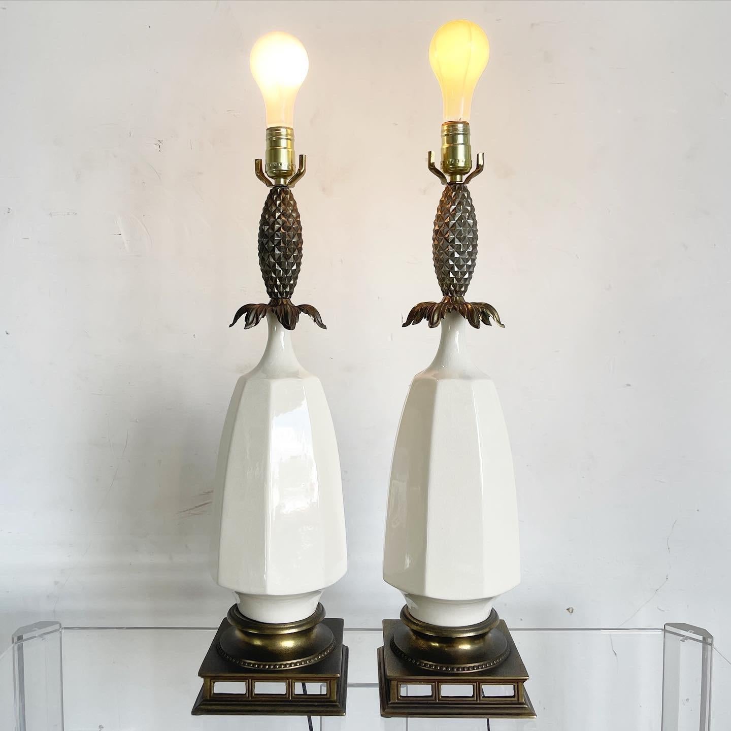 Américain Paire de lampes de table ananas en céramique crème et laiton Hollywood Regency en vente