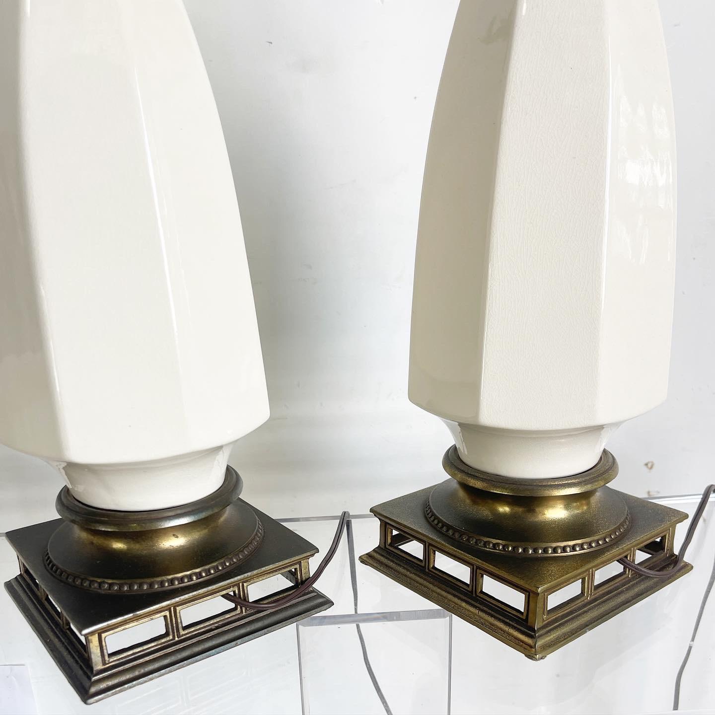 Fin du 20e siècle Paire de lampes de table ananas en céramique crème et laiton Hollywood Regency en vente