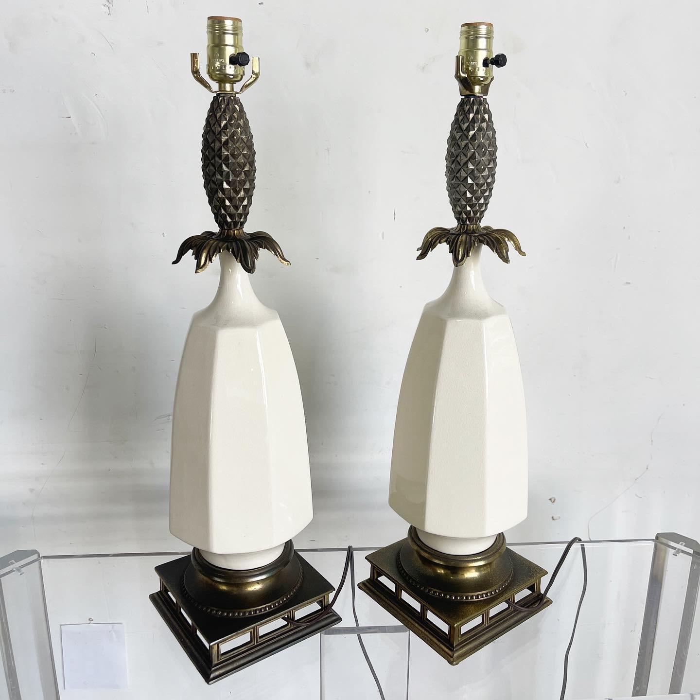 Céramique Paire de lampes de table ananas en céramique crème et laiton Hollywood Regency en vente